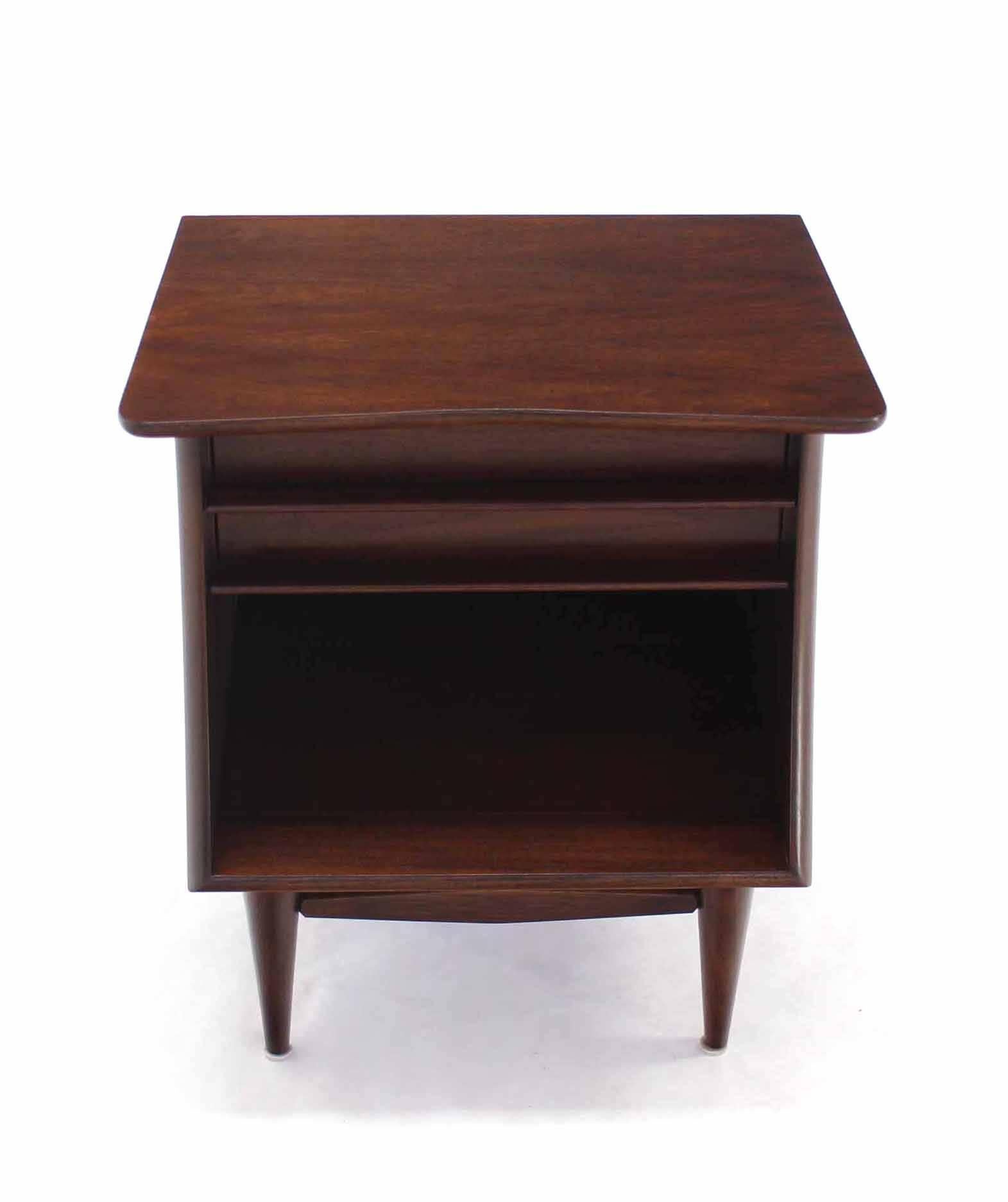 Pair of American Walnut One Drawer Nightstands In Excellent Condition For Sale In Rockaway, NJ