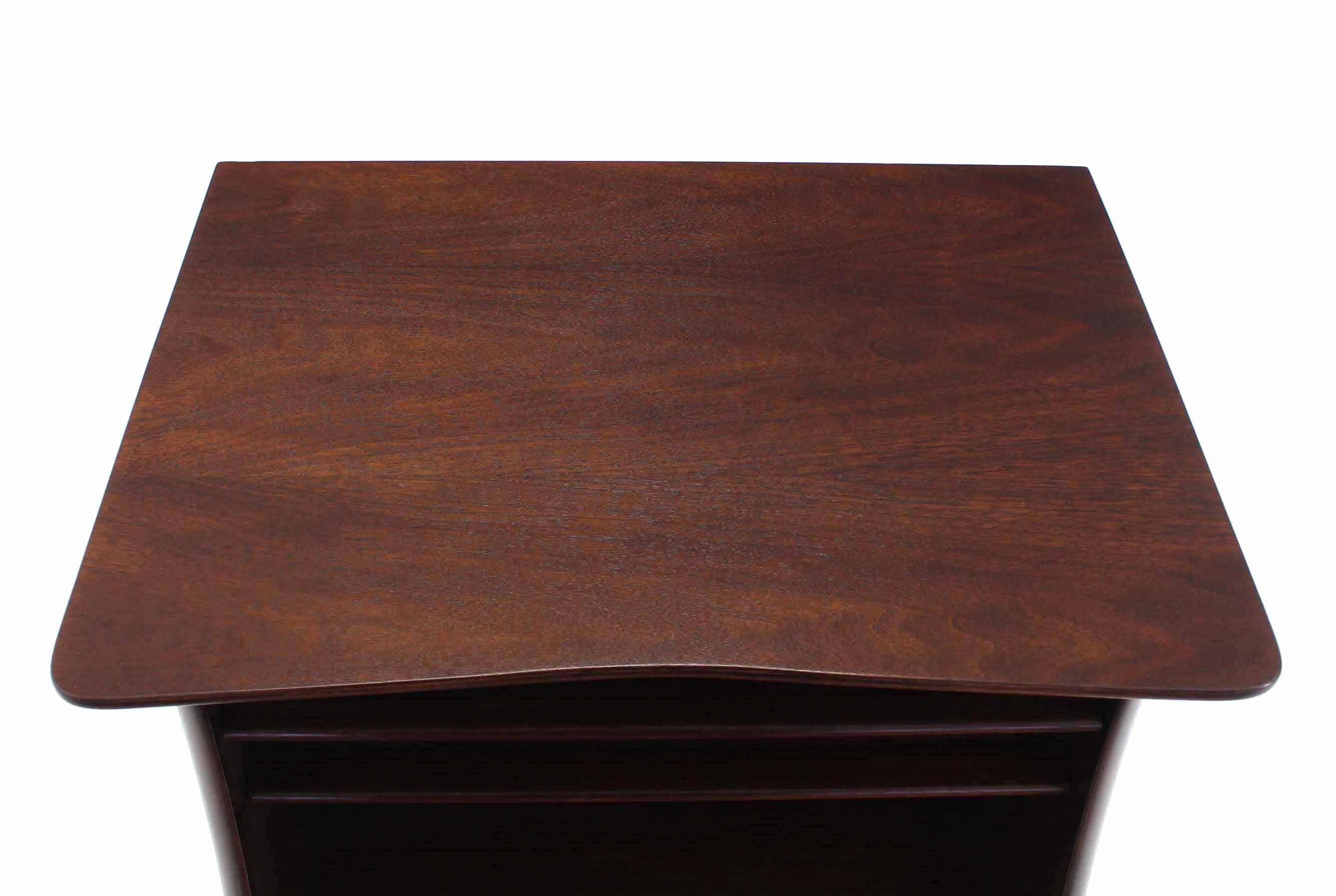 20th Century Pair of American Walnut One Drawer Nightstands For Sale