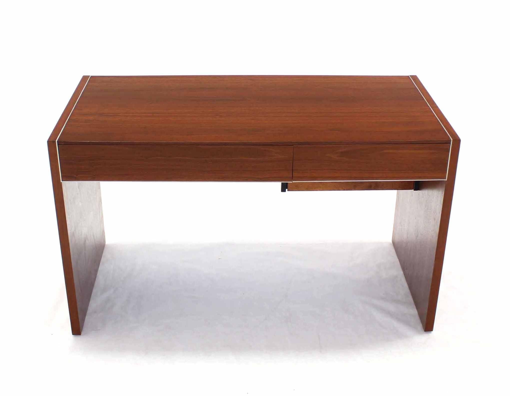 Hidden File Drawer Glenn California Mid Century Modern Walnut Writing Table Desk In Excellent Condition For Sale In Rockaway, NJ