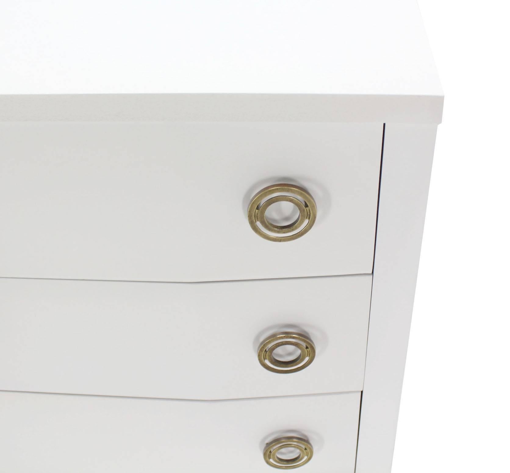 White Lacquer Mid Century Modern Three Drawer Dresser w/ Round Deco Pulls In Excellent Condition In Rockaway, NJ