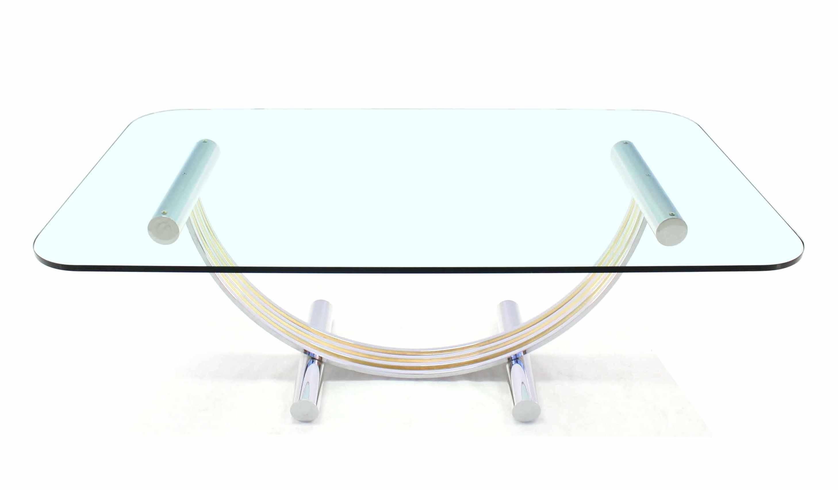 Très belle table de salle à manger en laiton et chrome dans le style de Romeo. Mesures : Base en forme de U 3/4