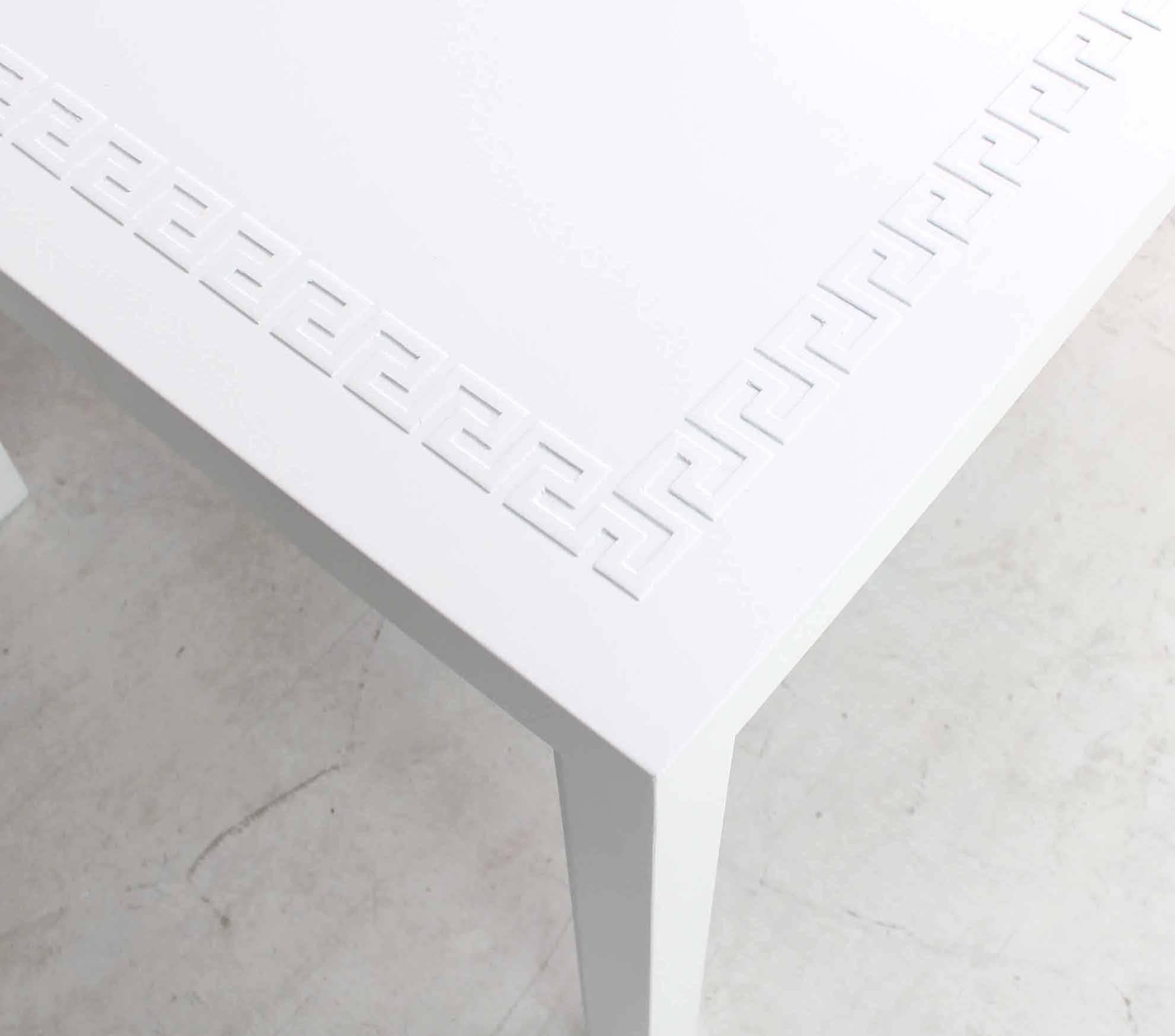 Très belle table basse ou d'appoint rectangulaire en laque blanche ornée de clés grecques.
