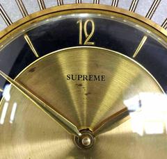 Belle horloge murale mécanique à remontage automatique:: en noyer:: à décor de soleil