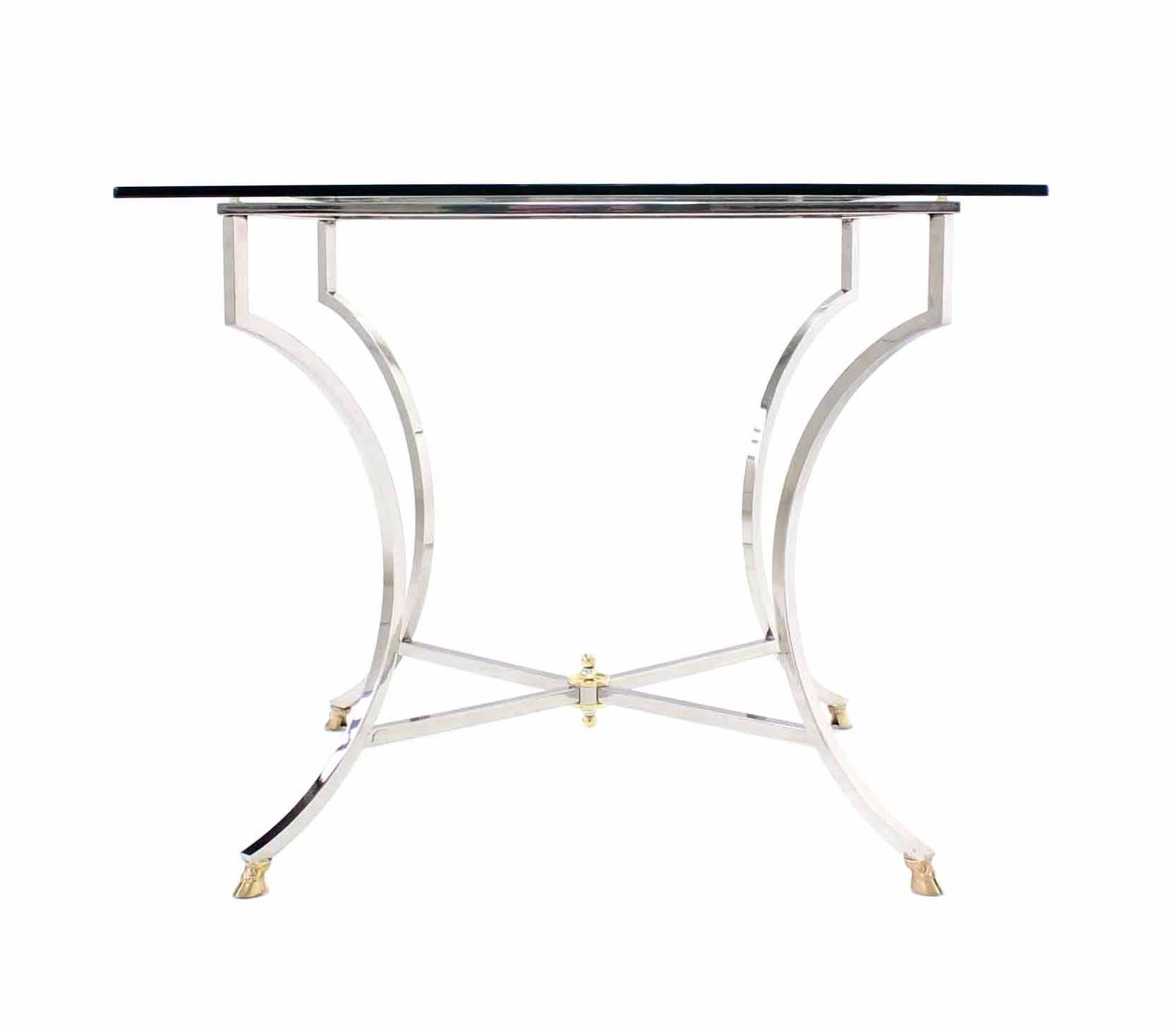 Mid-Century Modern Table de jeu carrée à pieds en forme de sabot en laiton et plateau en verre chromé en vente