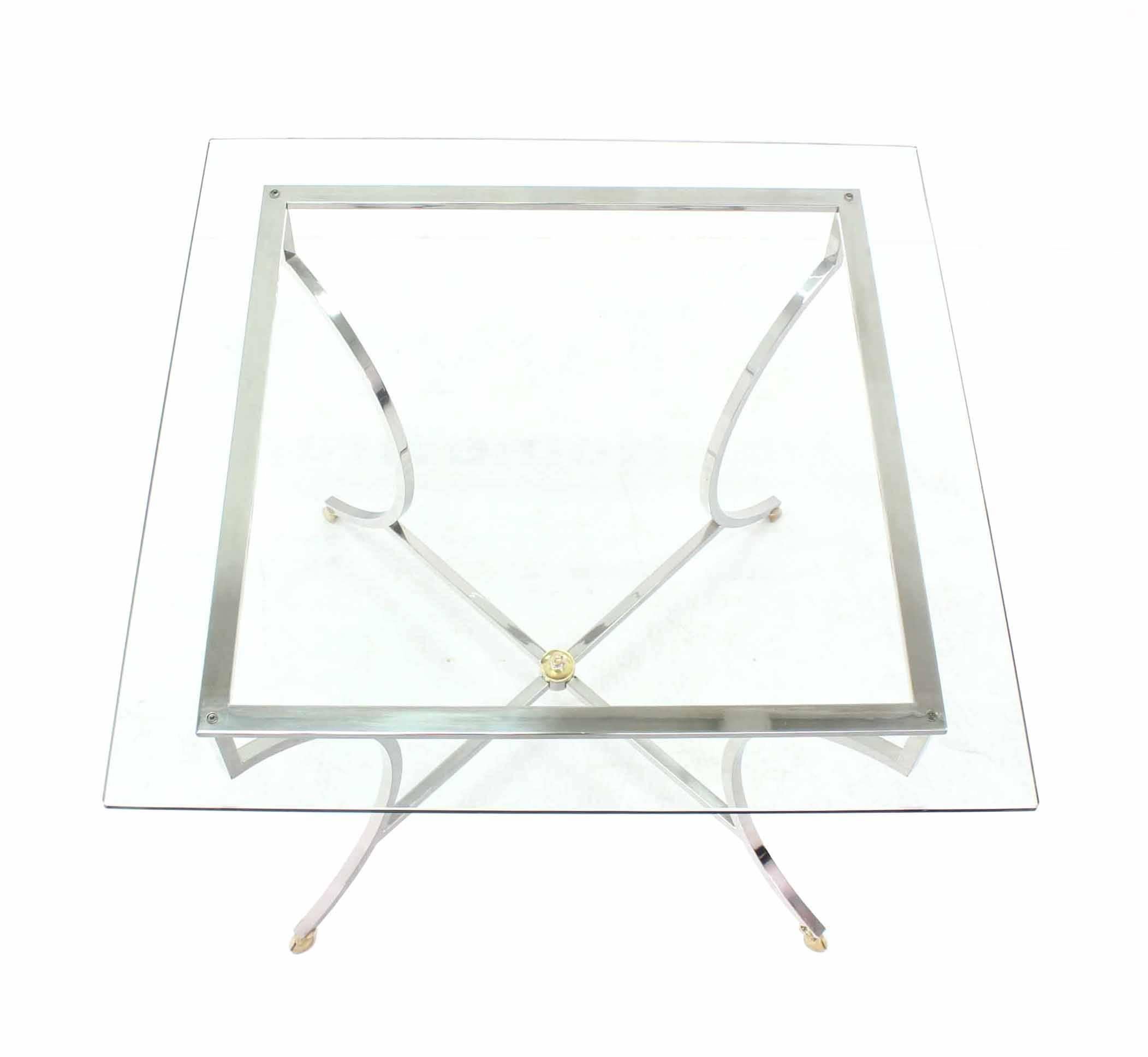 20ième siècle Table de jeu carrée à pieds en forme de sabot en laiton et plateau en verre chromé en vente