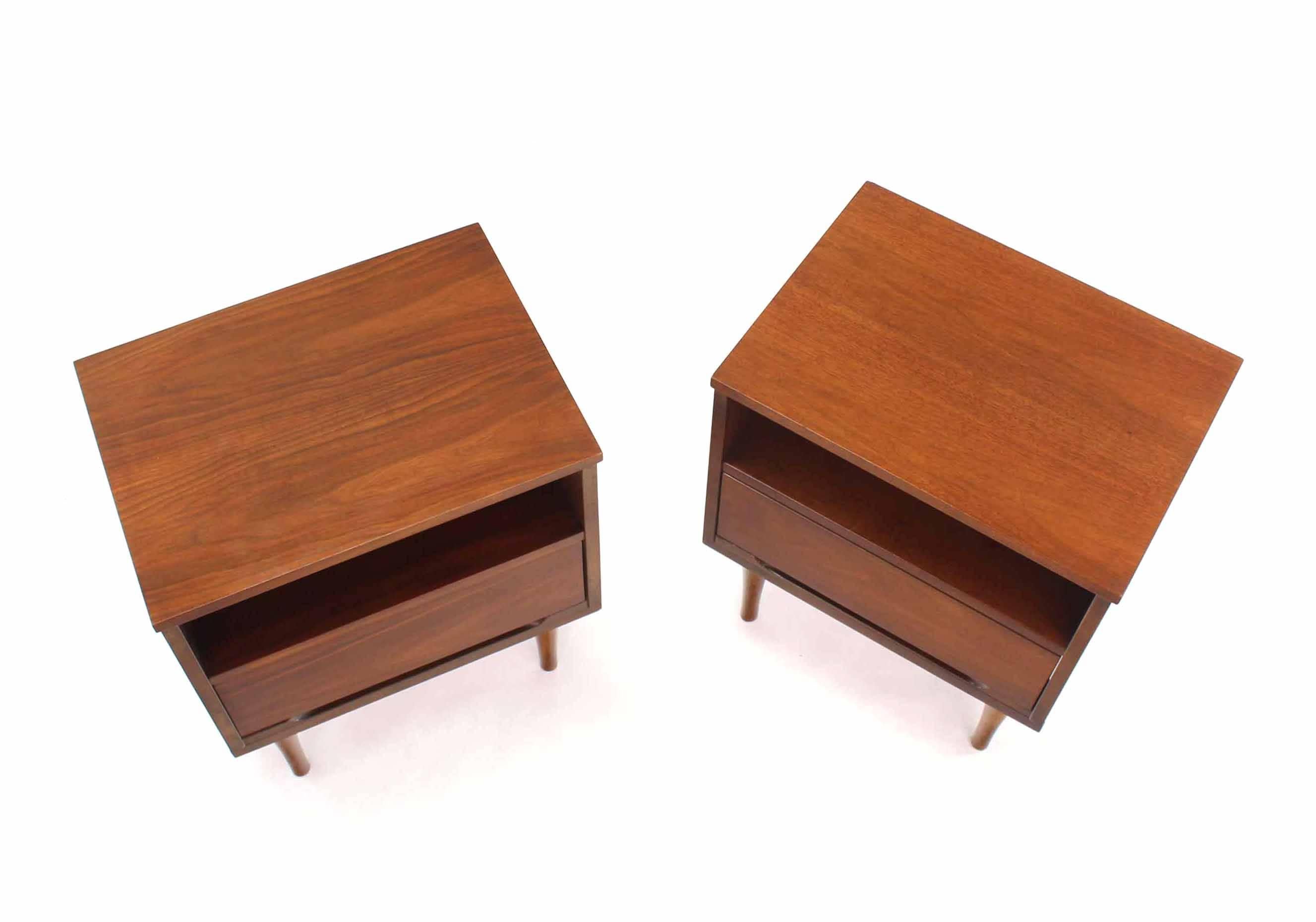 Pair of nice Mid-Century Danish modern cube shape end tables nightstands. End Tables.