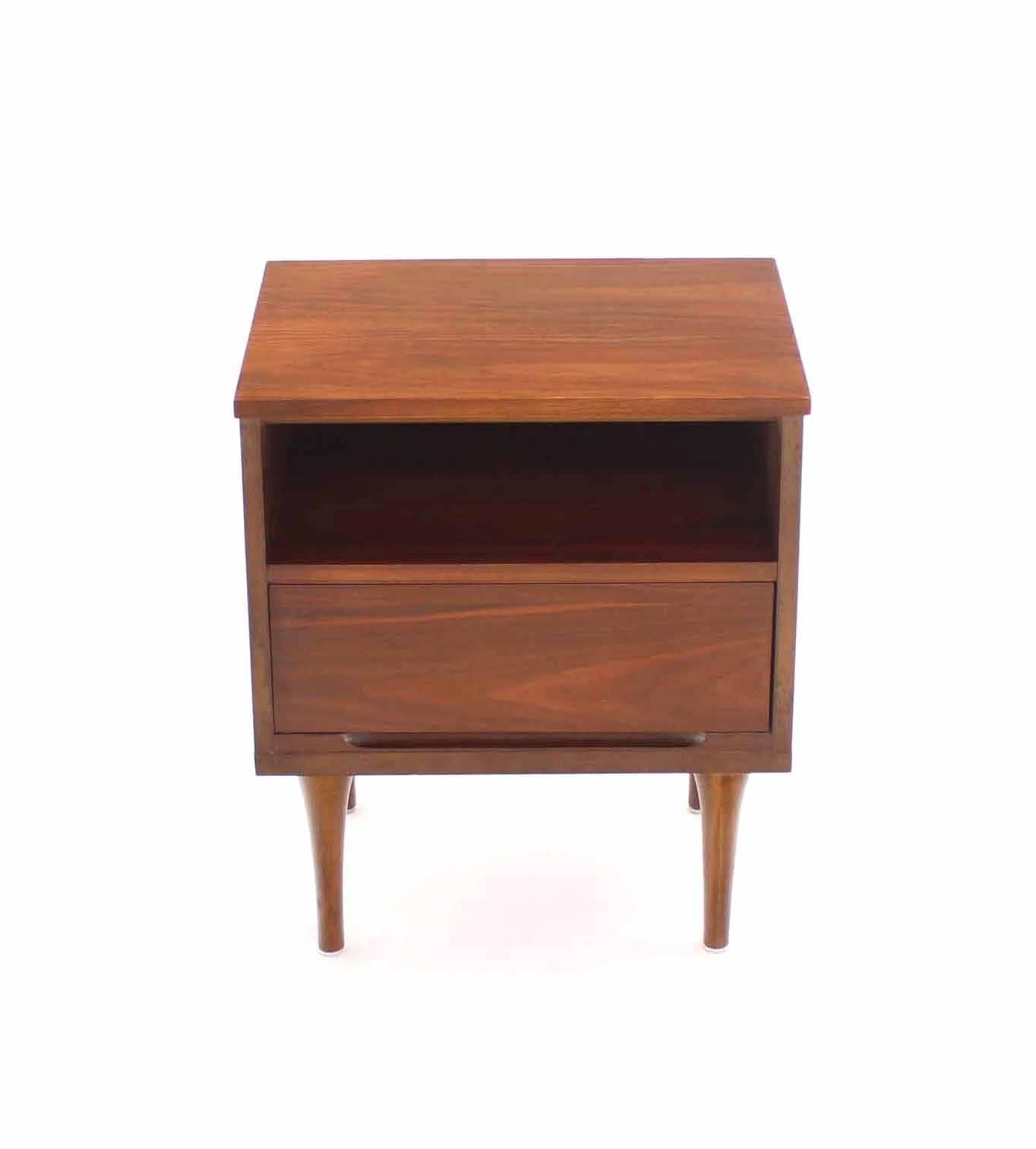 Pair of Mid-Century Walnut One Drawer End Tables Nightstands In Excellent Condition In Rockaway, NJ