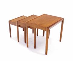 Ensemble de trois tables gigognes modernes du milieu du siècle dernier