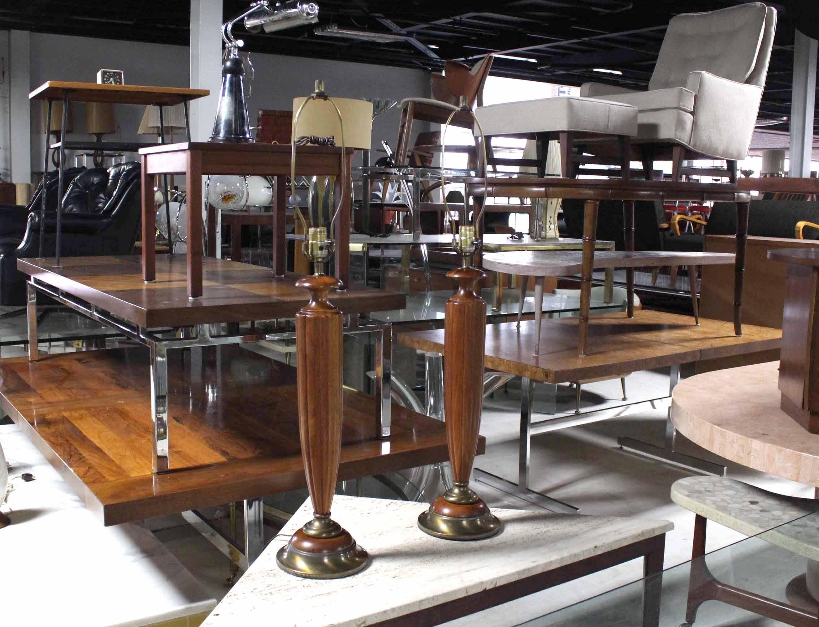 Paire d'épaisses paires en noyer massif  Lampes de table modernes du milieu du siècle.