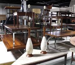 Paire de lampes de bureau de style mi-siècle moderne en onyx sculpté et noyer