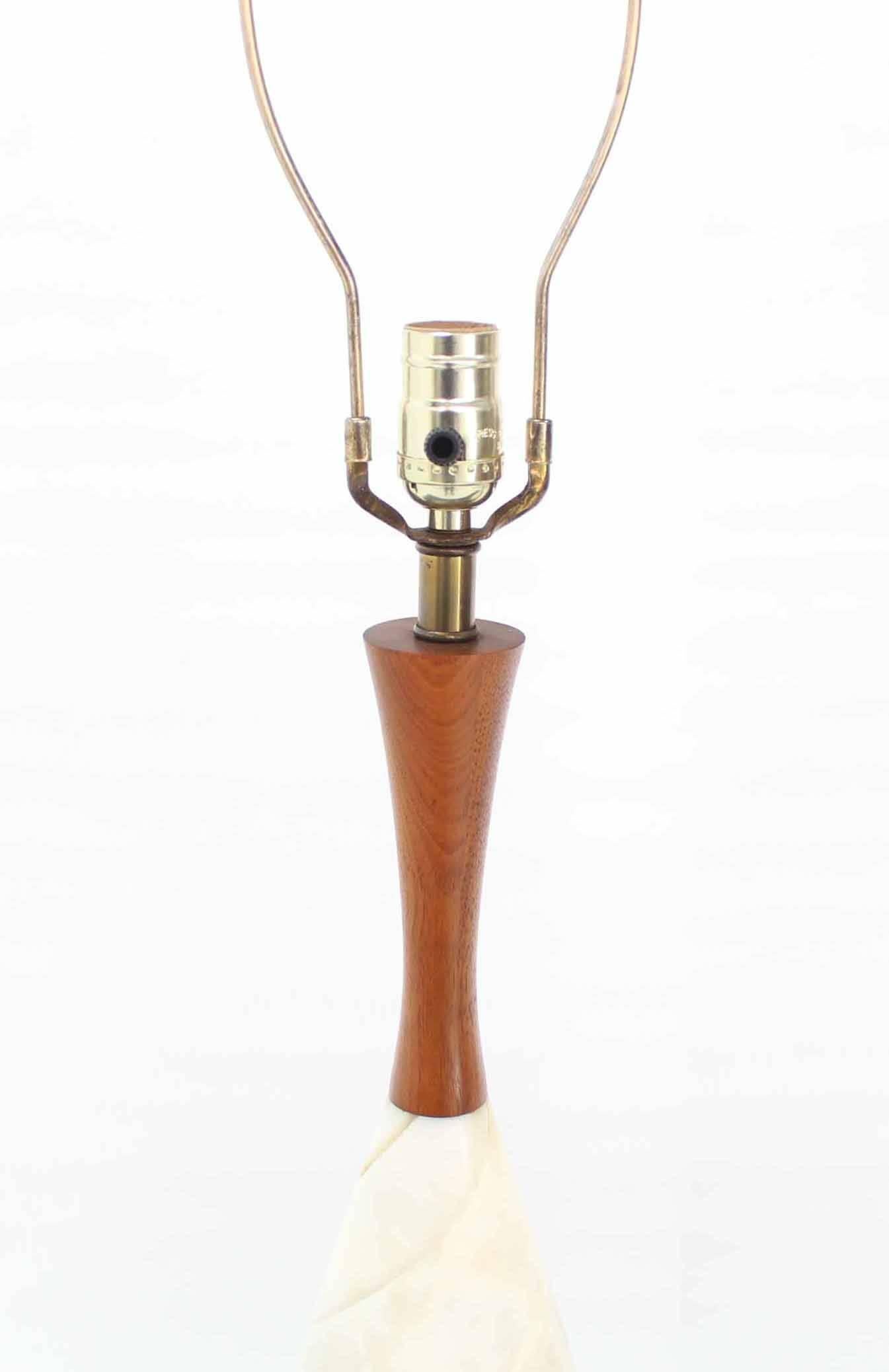 Moderne Tischlampen aus geschnitztem Onyx und Walnussholz aus der Mitte des Jahrhunderts, Paar (amerikanisch) im Angebot