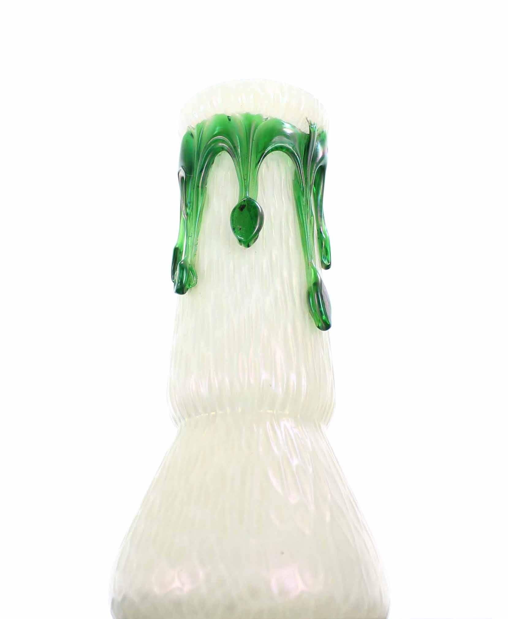 XX secolo Vaso in vetro artistico iridescente con perla verde in vendita