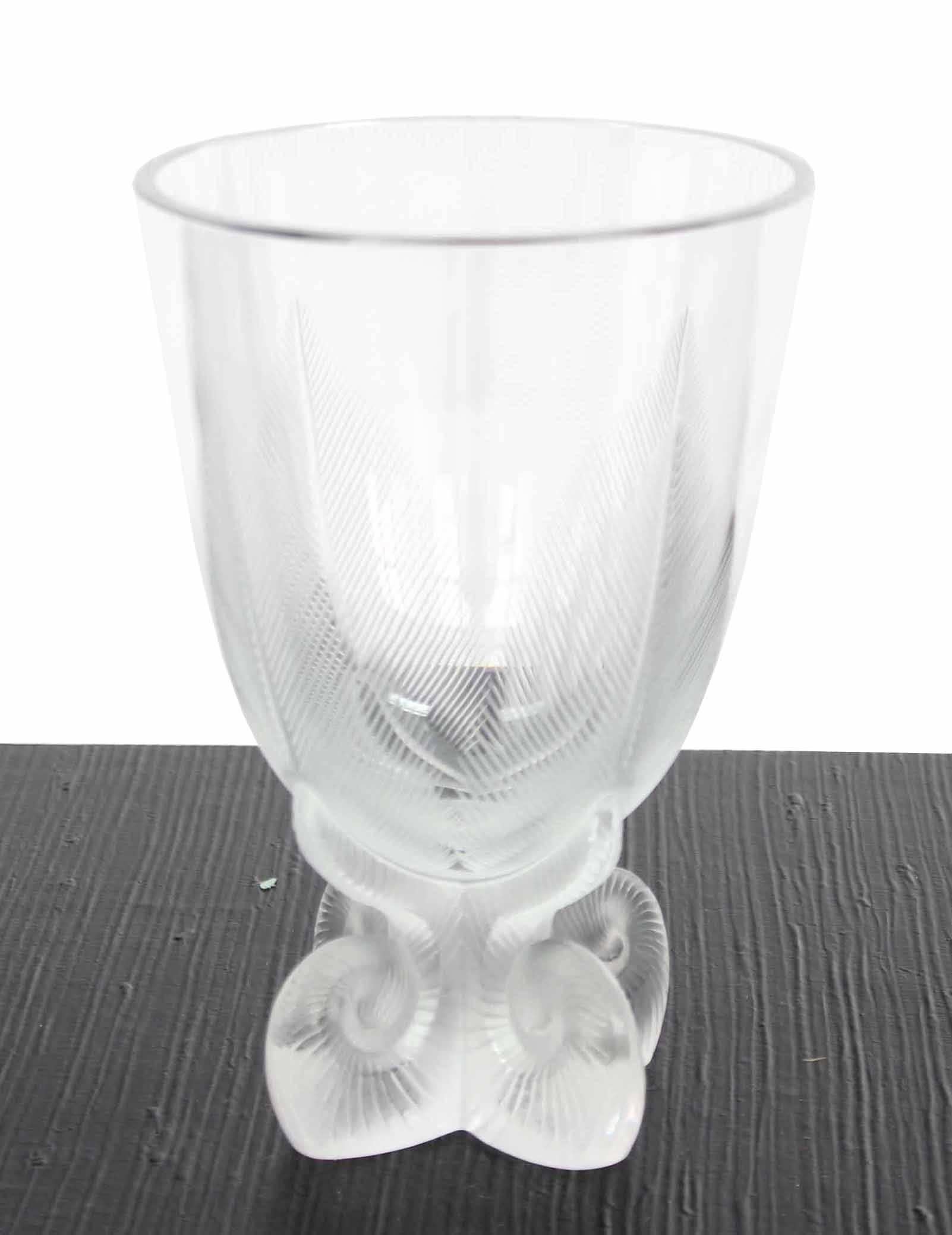 20ième siècle Vase en verre signé Lalique en vente