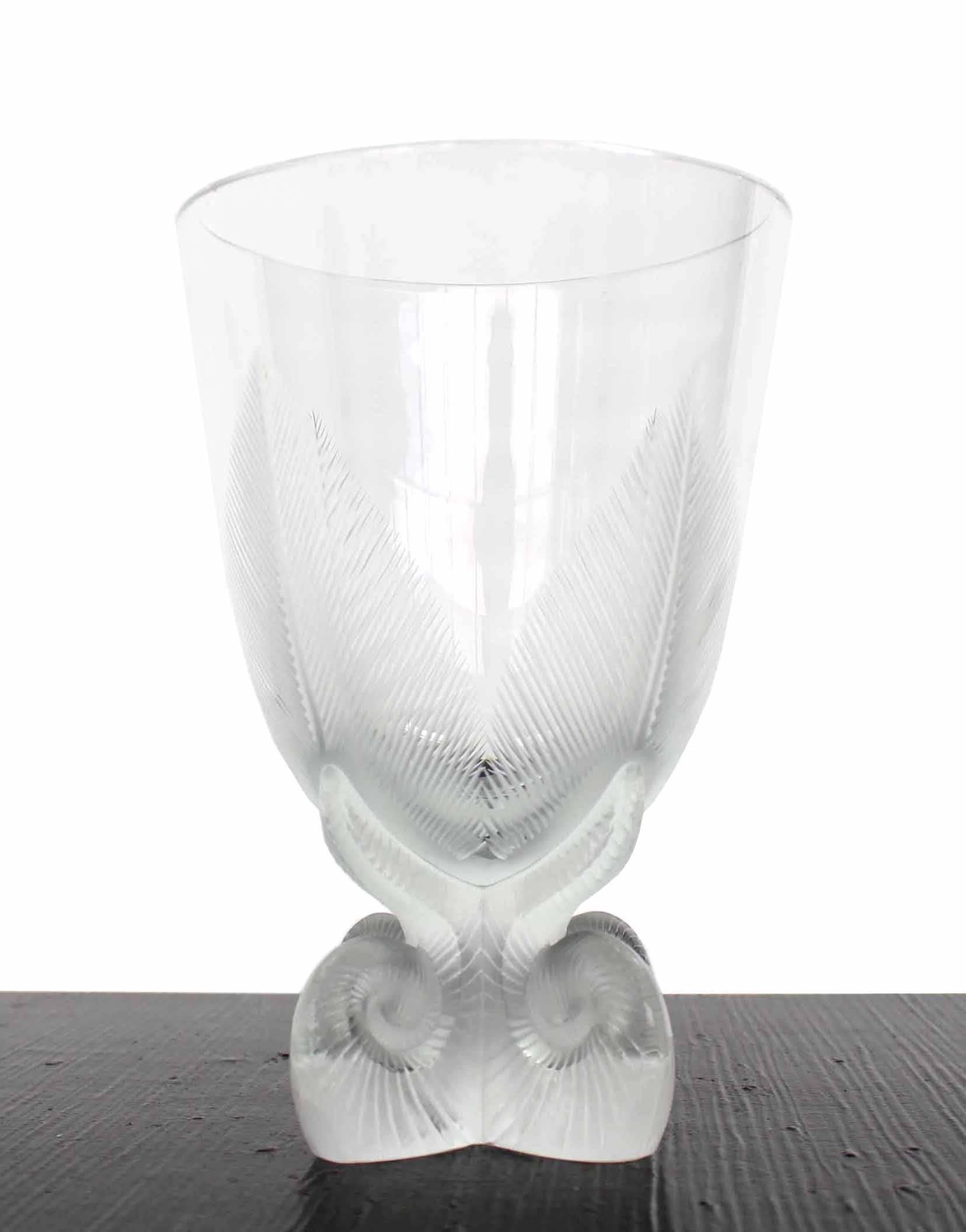 Français Vase en verre signé Lalique en vente