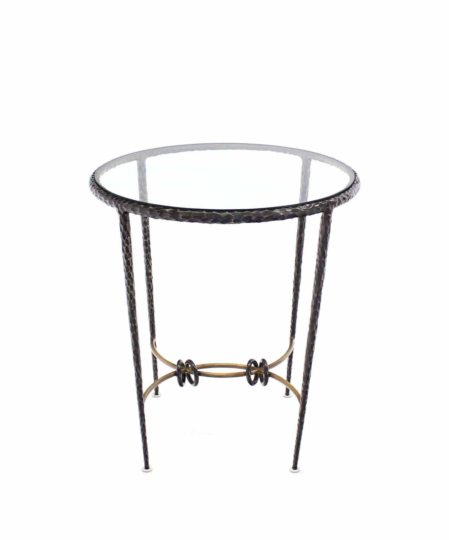 Mid-Century Modern Table d'appoint ronde avec pieds fuselés en laiton massif martelé et plateau en verre en vente
