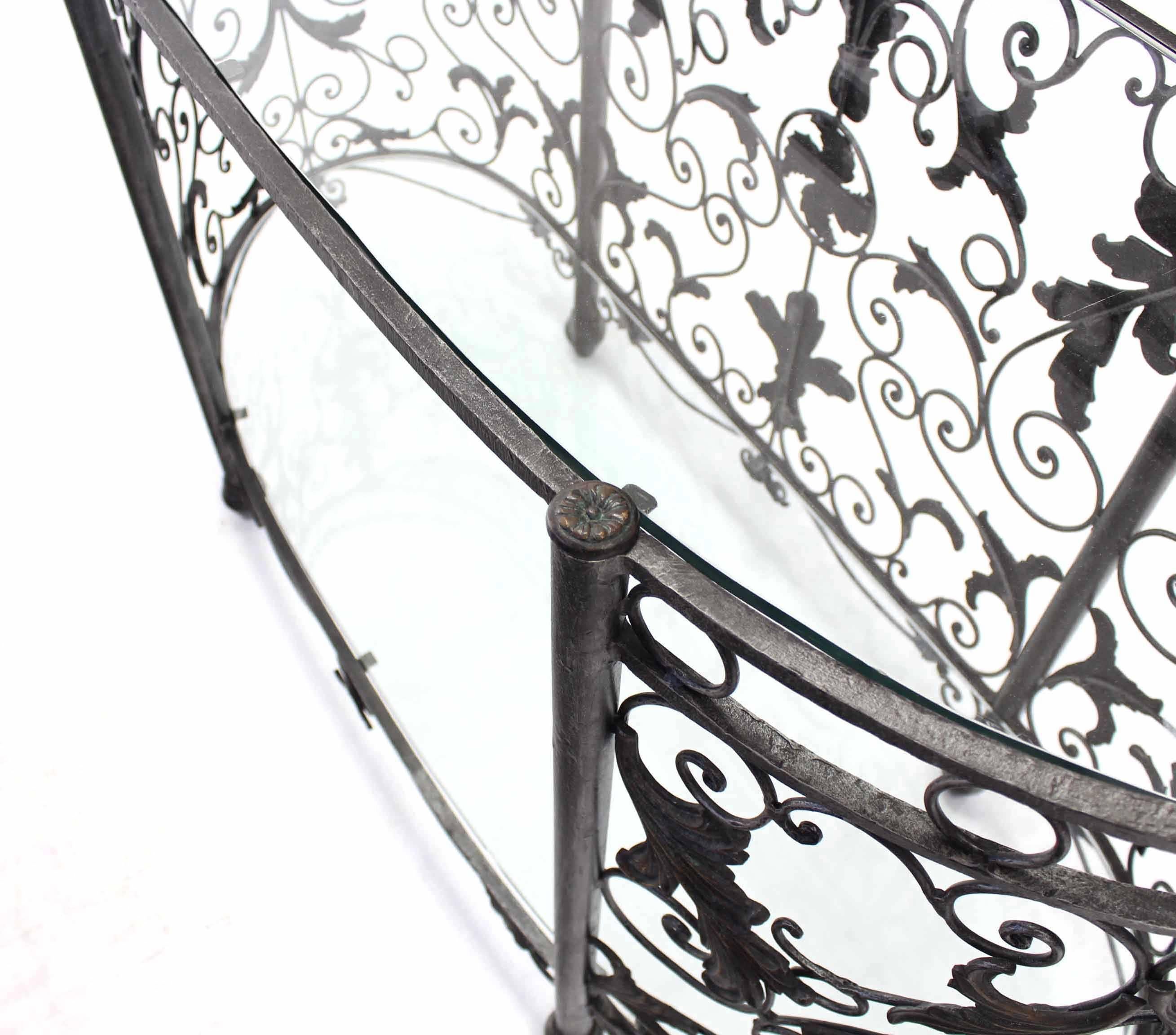 Maitland Smith Tablero lateral ovalado de hierro forjado Servidor Vitrina Consola Vidrio en venta
