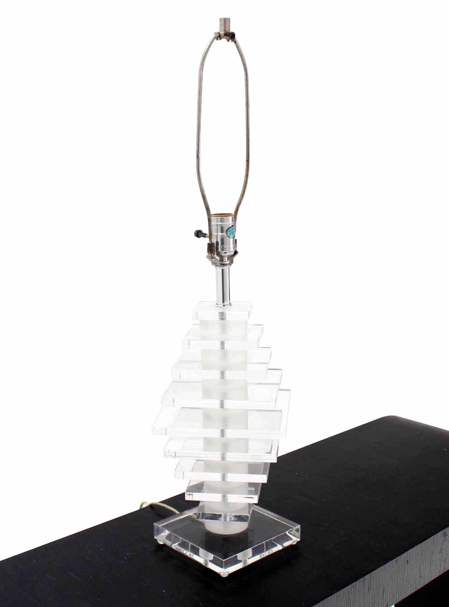 20ième siècle Lampe de table en lucite mi-siècle moderne en vente