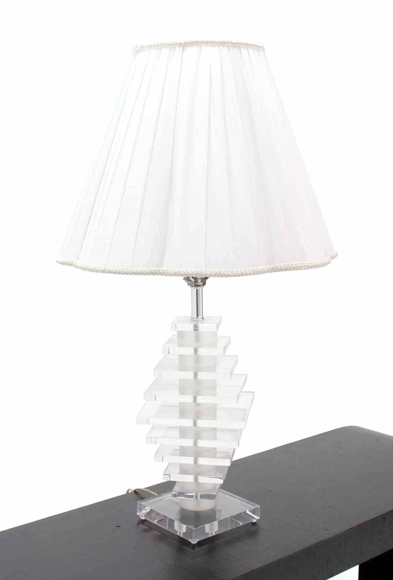 Mid-Century Modern Lucite Table Lamp For Sale 2