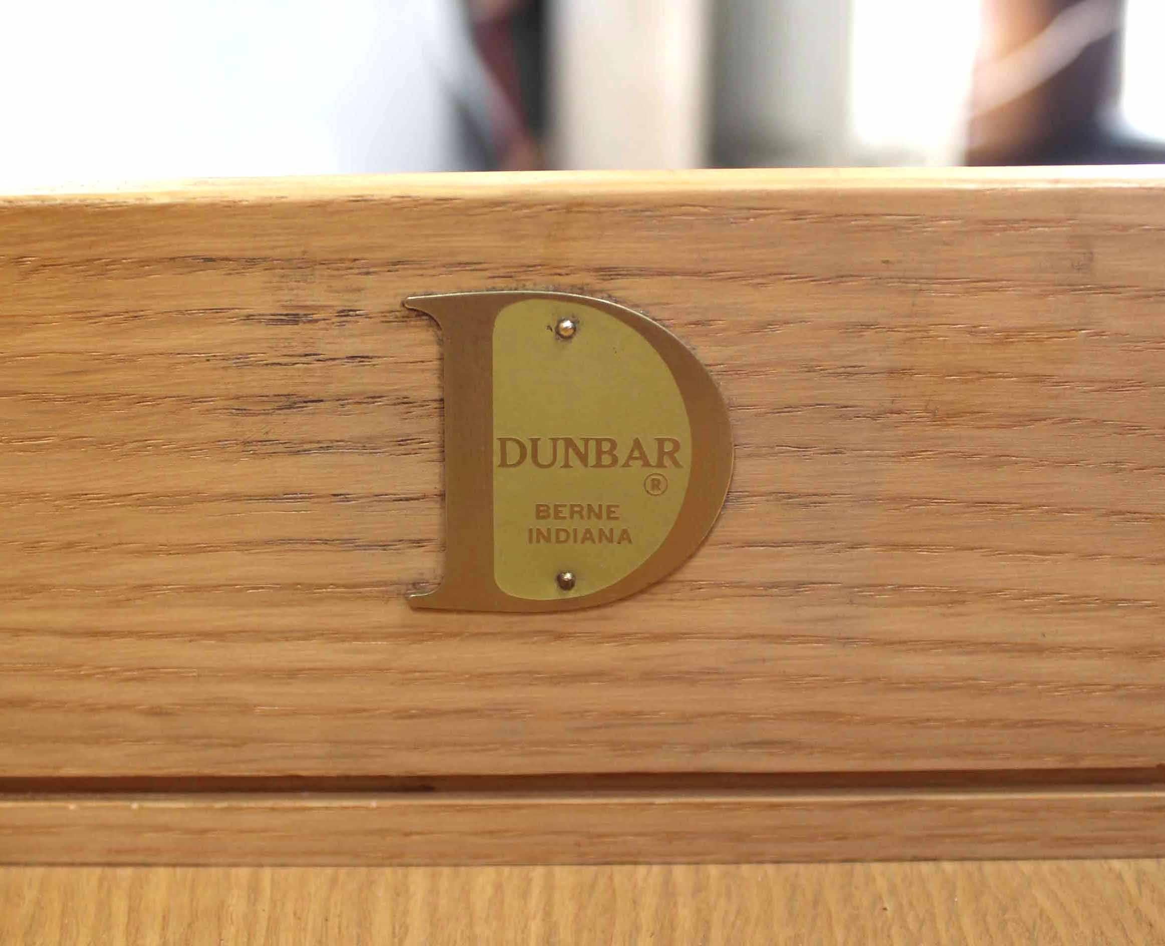 Massiver Dunbar-Schreibtisch mit Chrombeinen aus Nussbaum mit Rücklauf.