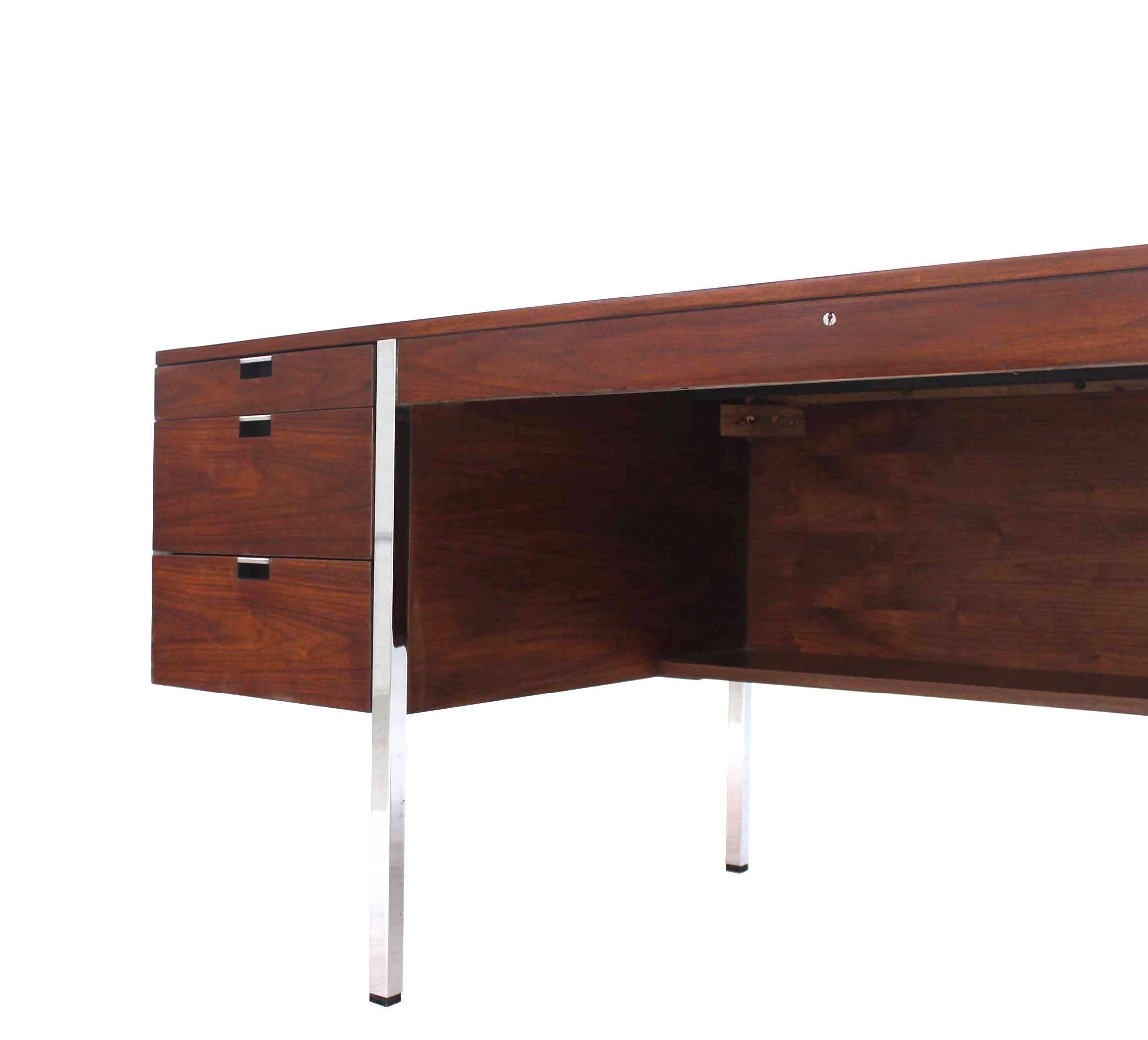 Dunbar Large Walnut Executive Desk with Return In Excellent Condition For Sale In Rockaway, NJ