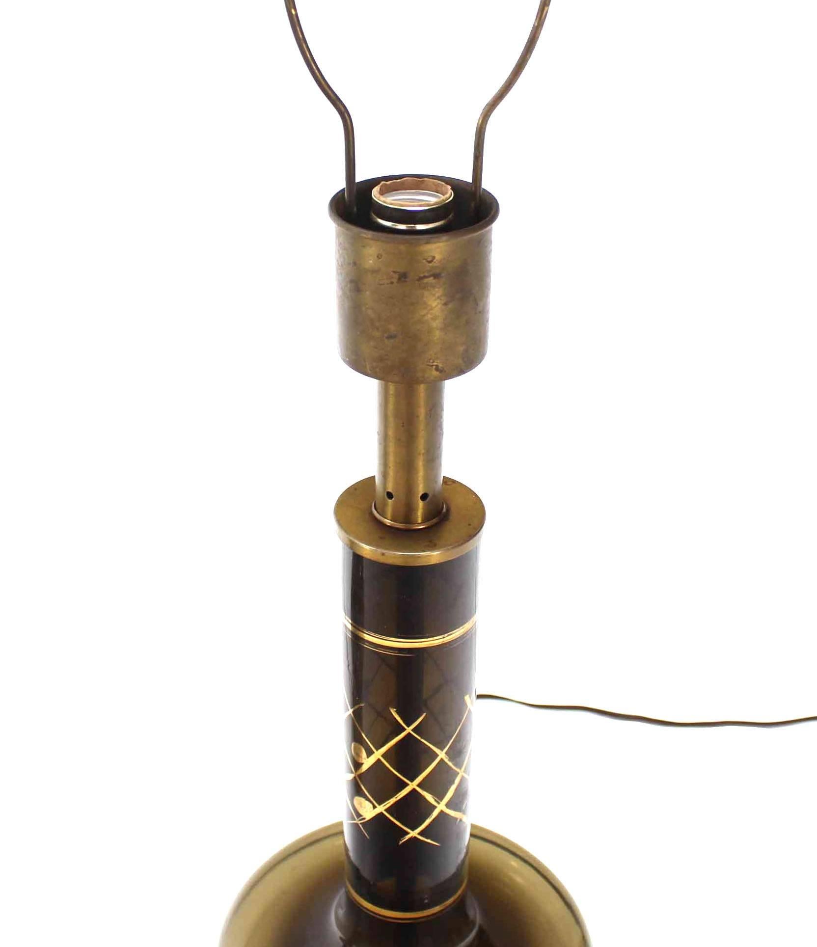 20ième siècle Paire de lampes de bureau de forme tournée en verre fumé décoré d'or  en vente