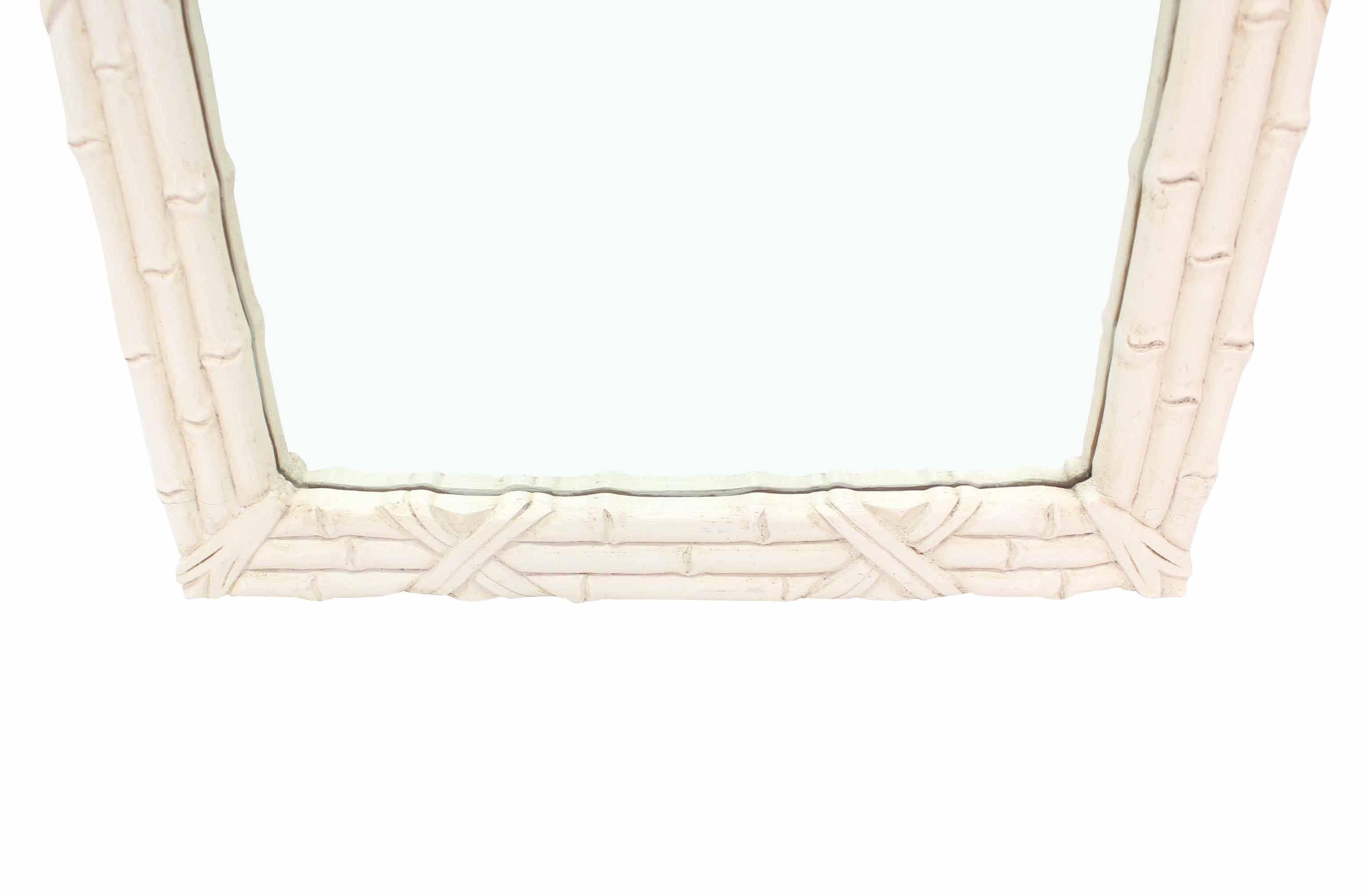 Mid-Century Modern-Spiegel mit gewölbter Platte aus Kunstbambus (amerikanisch) im Angebot