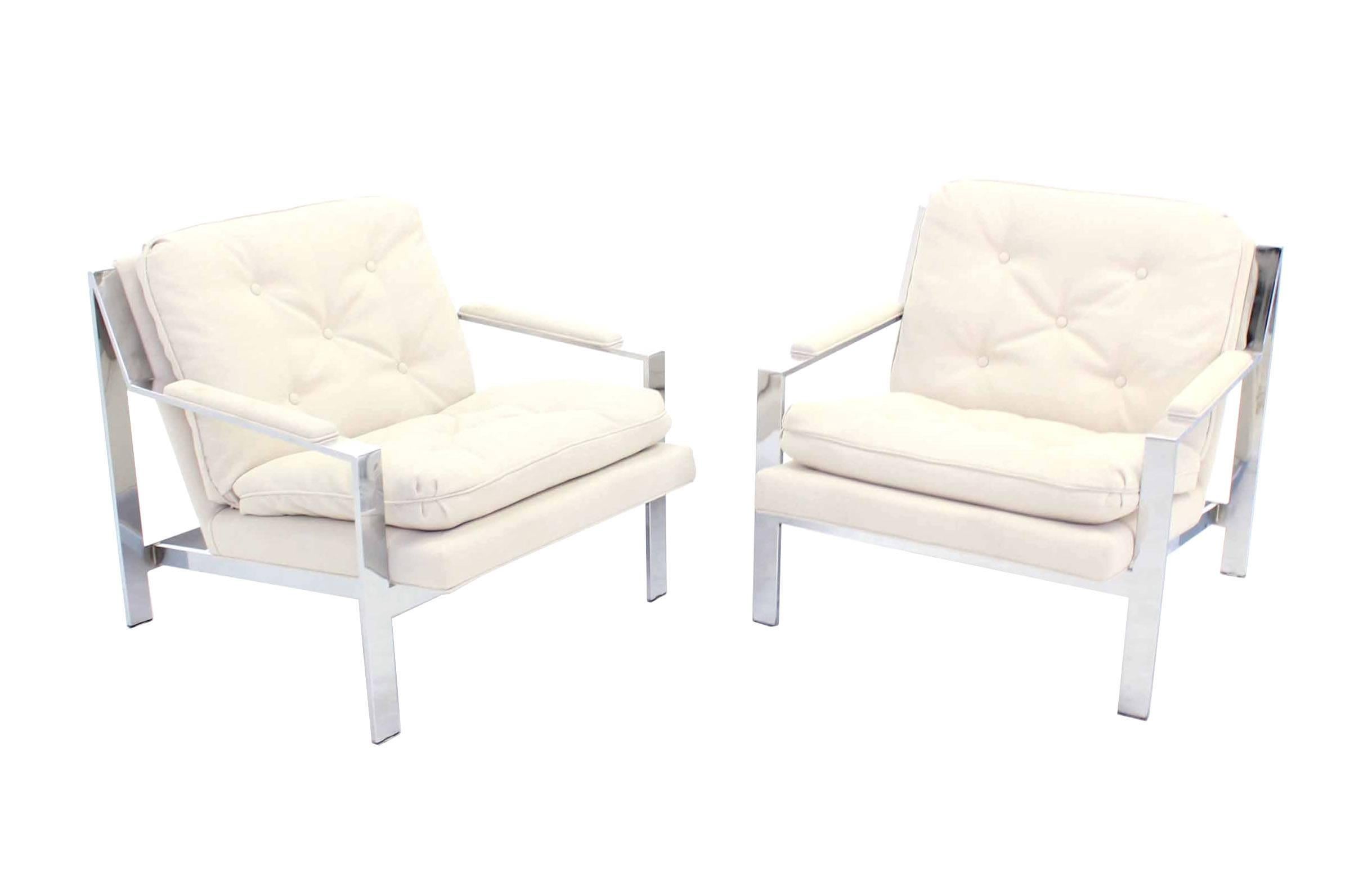 Paar schöne neu gepolsterte weiße leinenartige Stoff Cy Mann Lounge-Stühle.