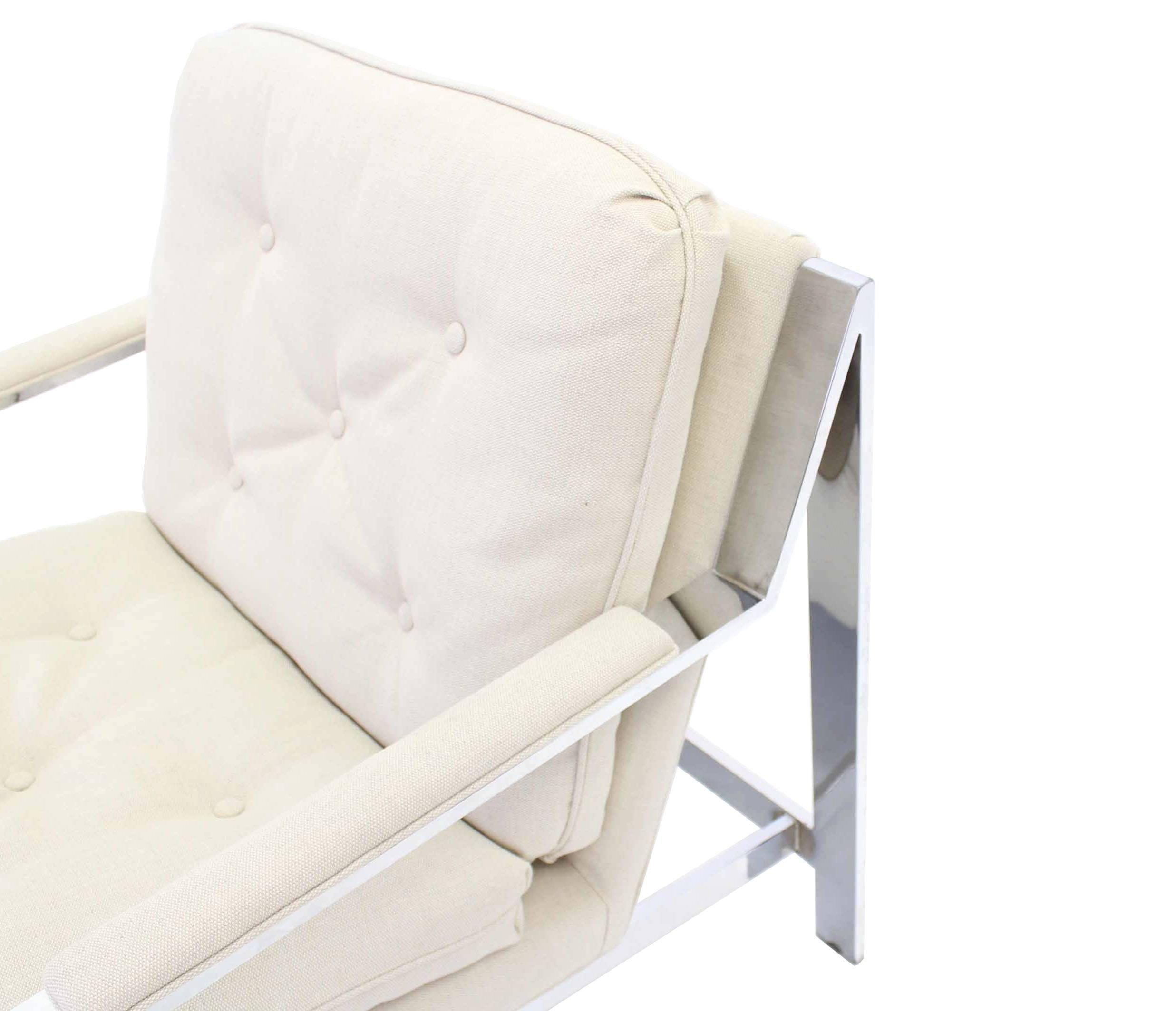 Mid-Century Modern Paire de fauteuils de salon chromés avec nouveau tissu d'ameublement  en vente