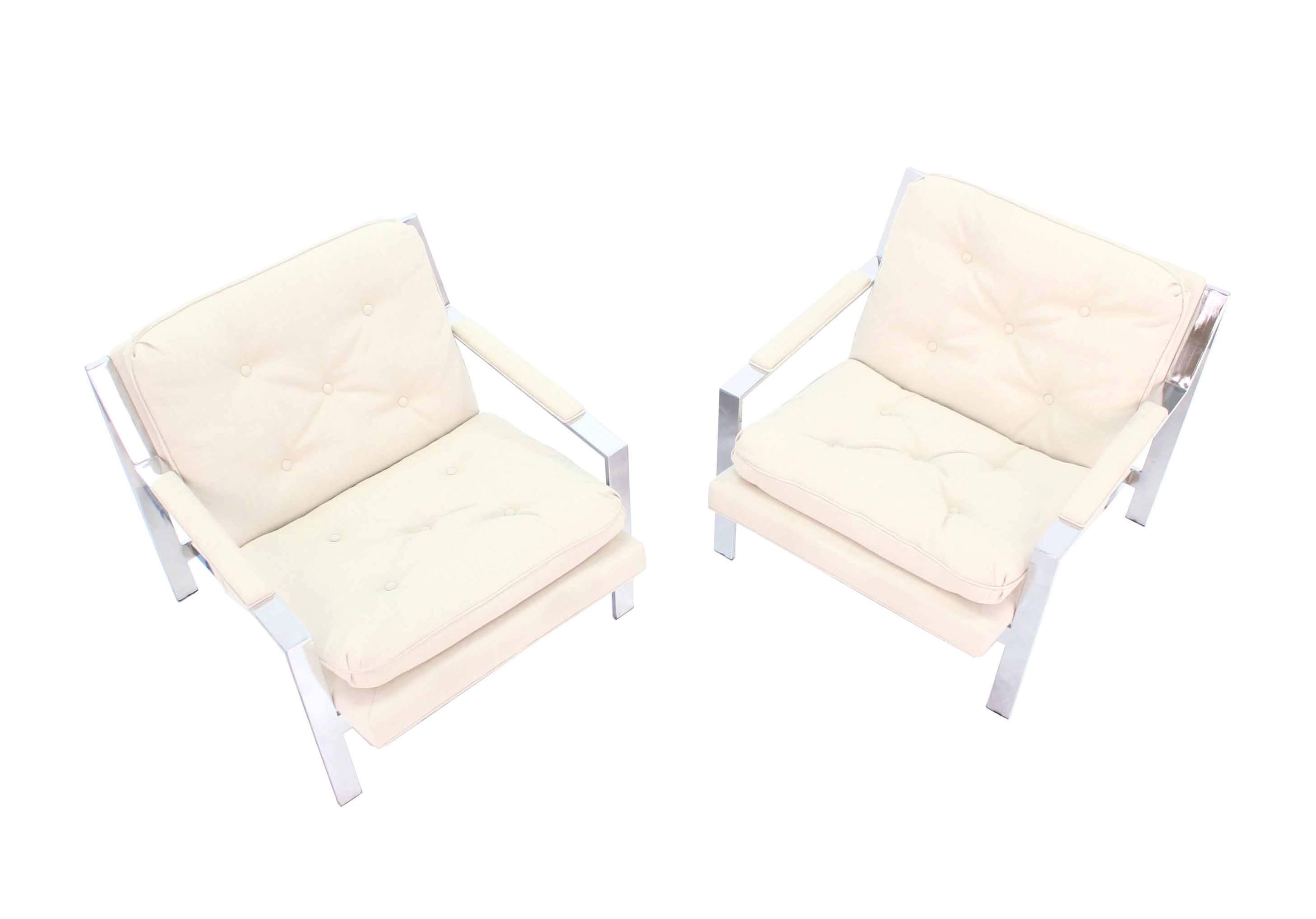 Poli Paire de fauteuils de salon chromés avec nouveau tissu d'ameublement  en vente