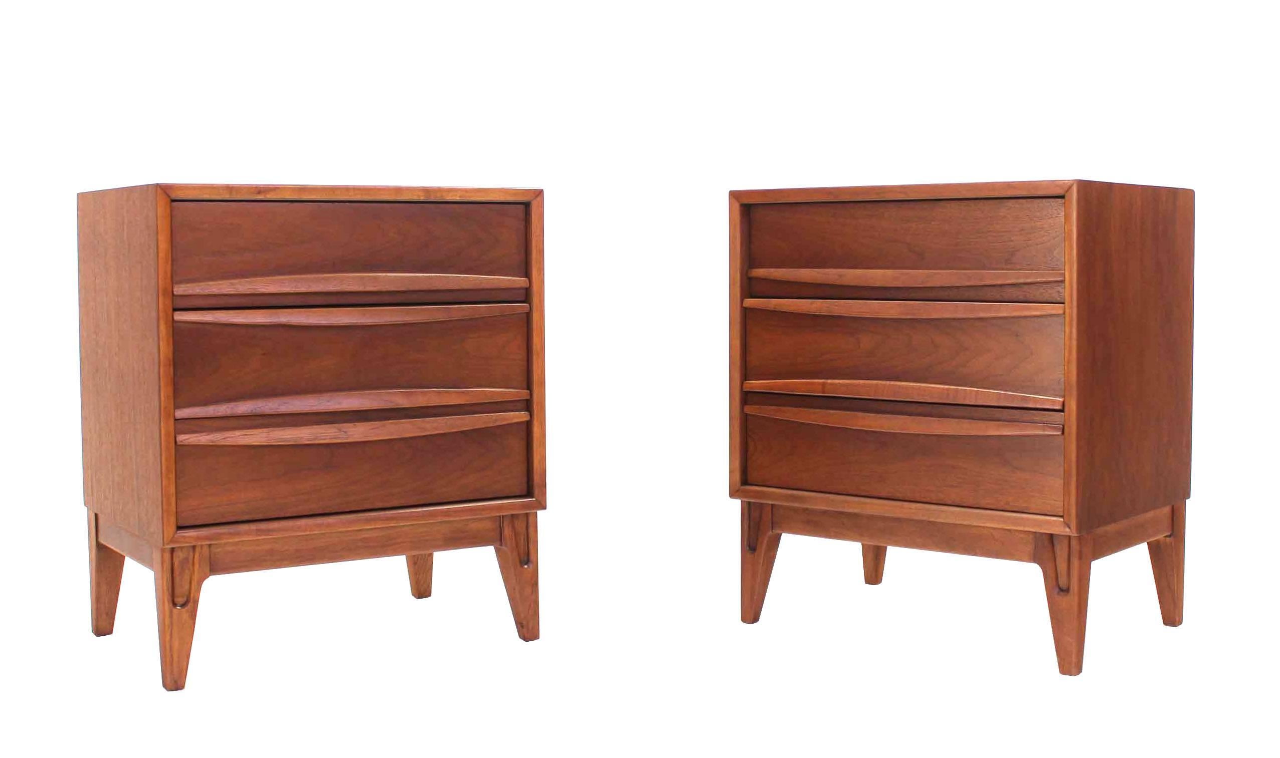 American Pair of three drawers  Walnut Nightstands or End Tables Stands