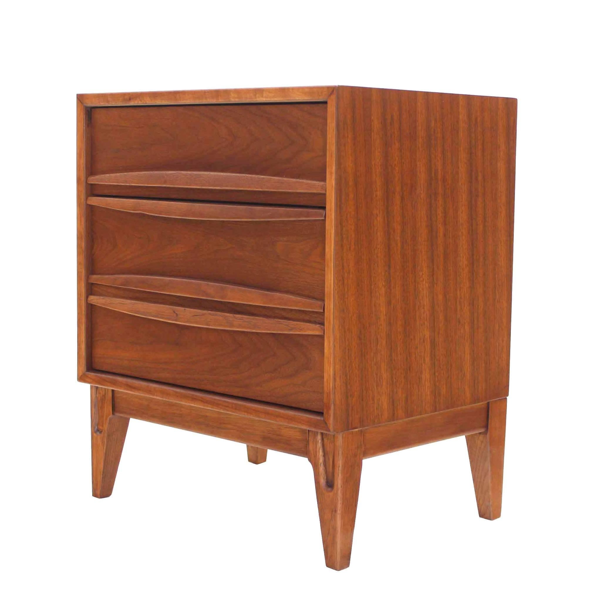 Lacquered Pair of three drawers  Walnut Nightstands or End Tables Stands