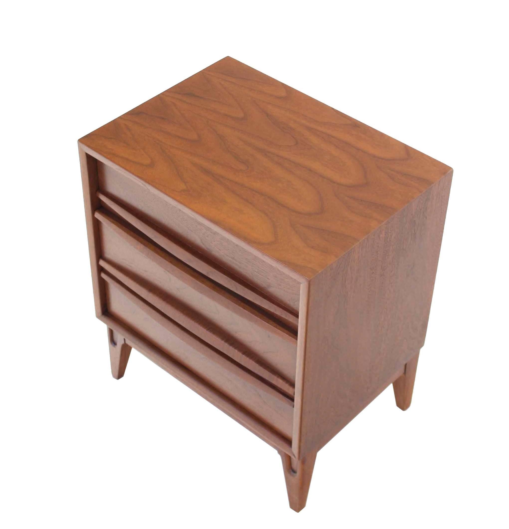 Pair of three drawers  Walnut Nightstands or End Tables Stands In Excellent Condition In Rockaway, NJ
