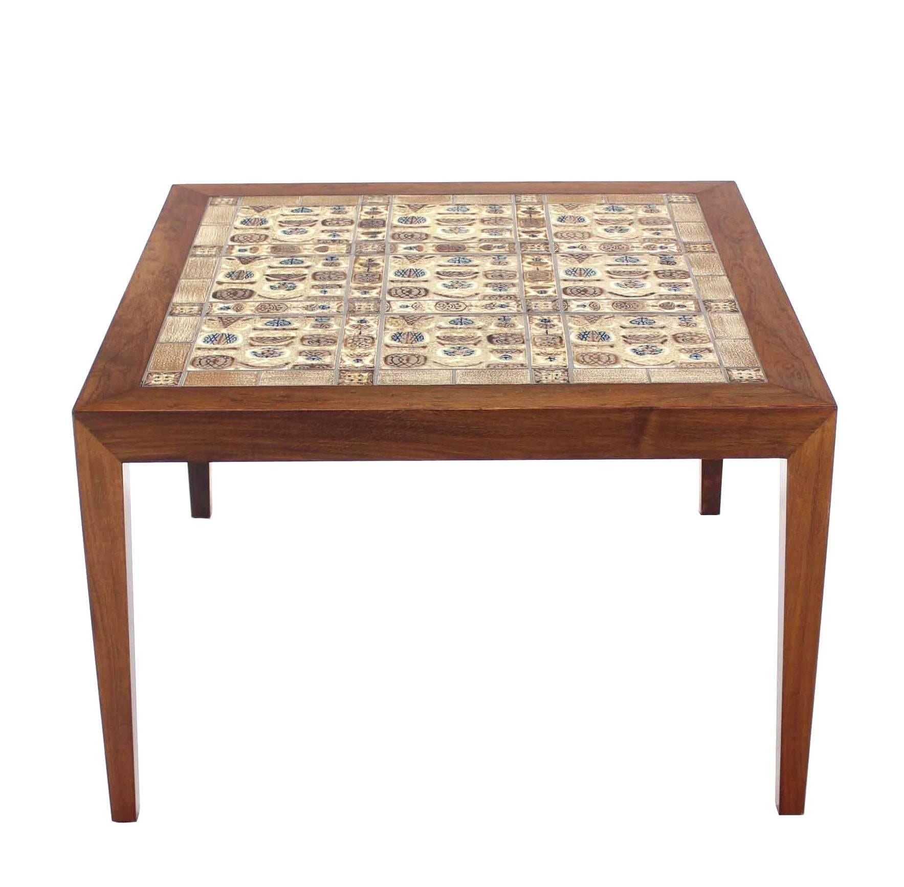 Très belle table d'appoint carrée en bois de rose, de style danois, sur pieds trempés.  