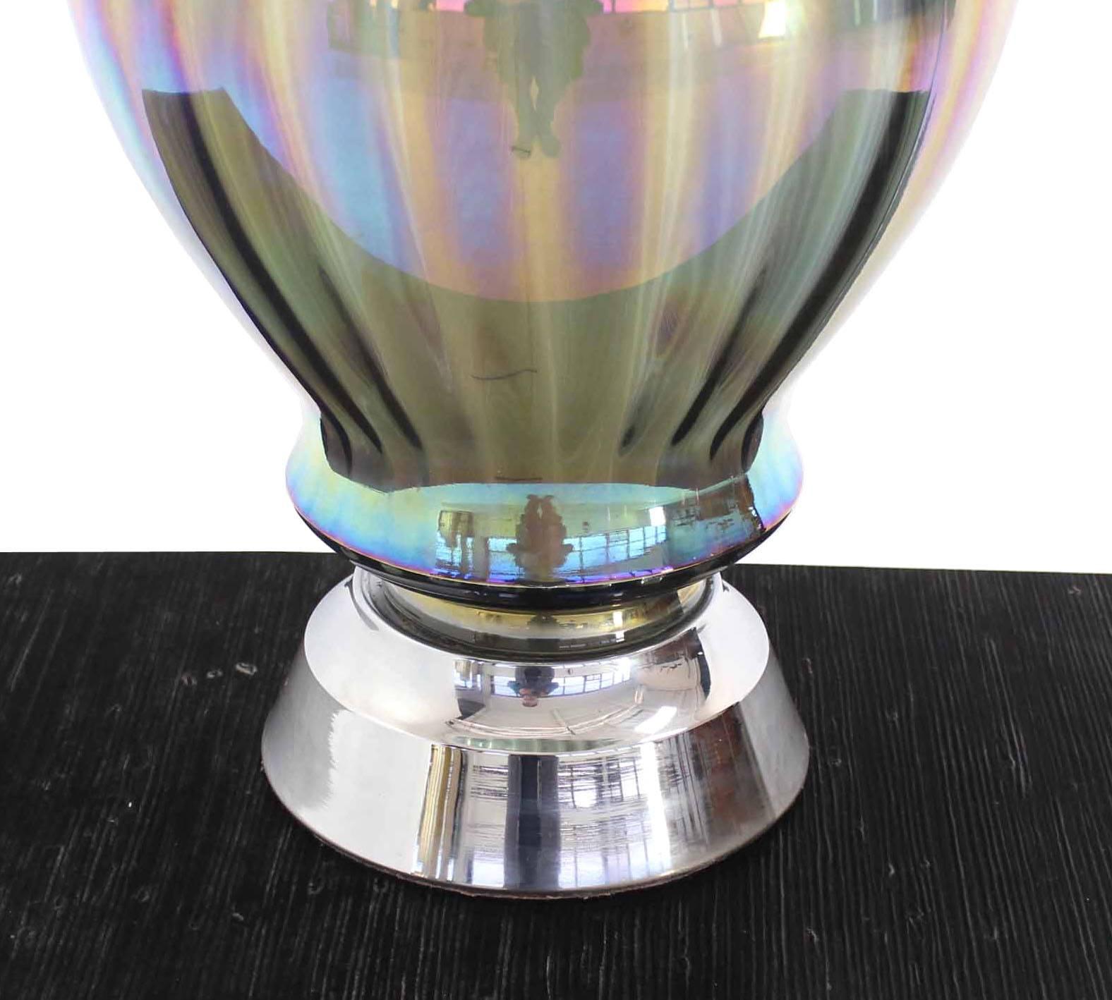 Große schillernde Glas-Tischlampe mit Chromsockel (amerikanisch) im Angebot