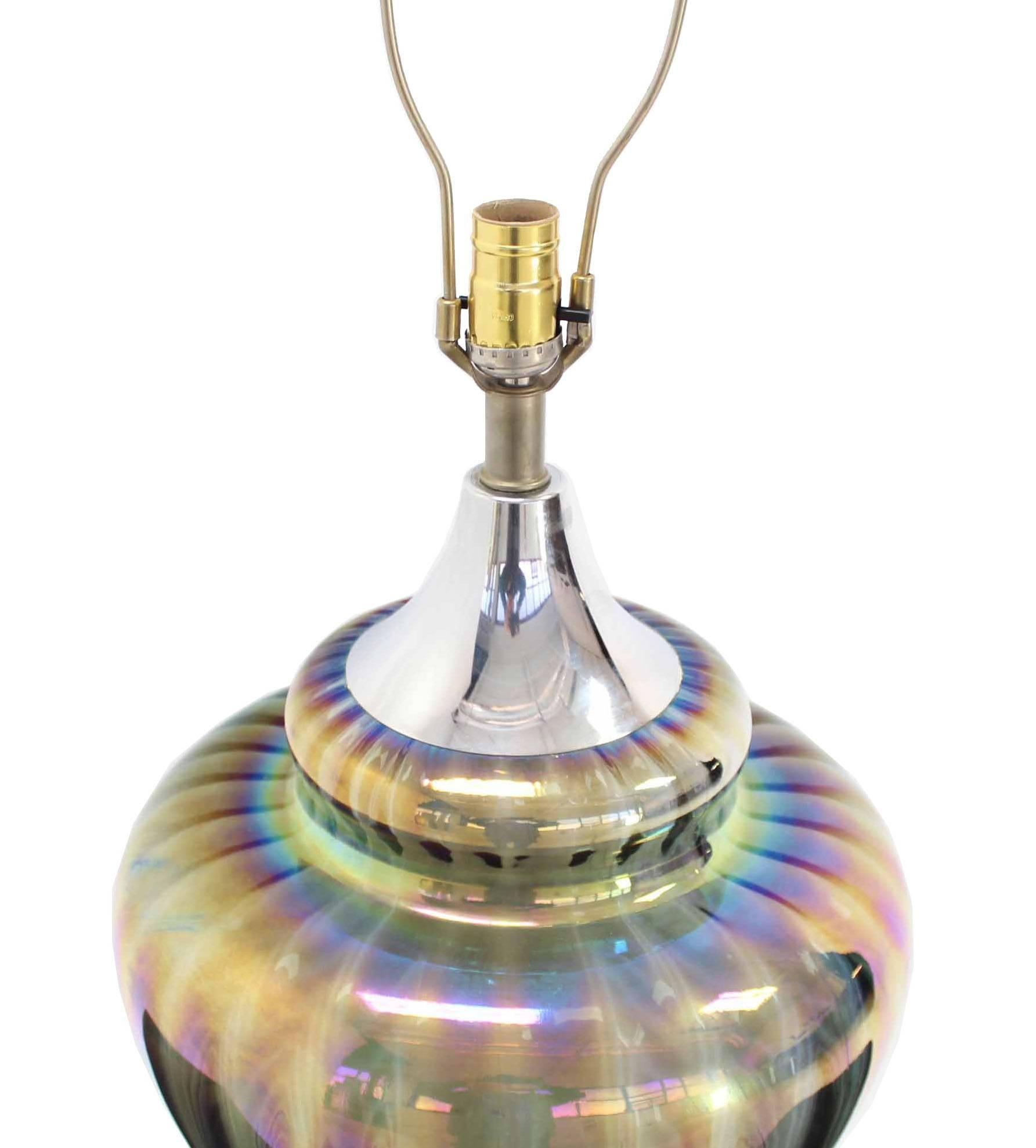 Große schillernde Glas-Tischlampe mit Chromsockel im Zustand „Hervorragend“ im Angebot in Rockaway, NJ