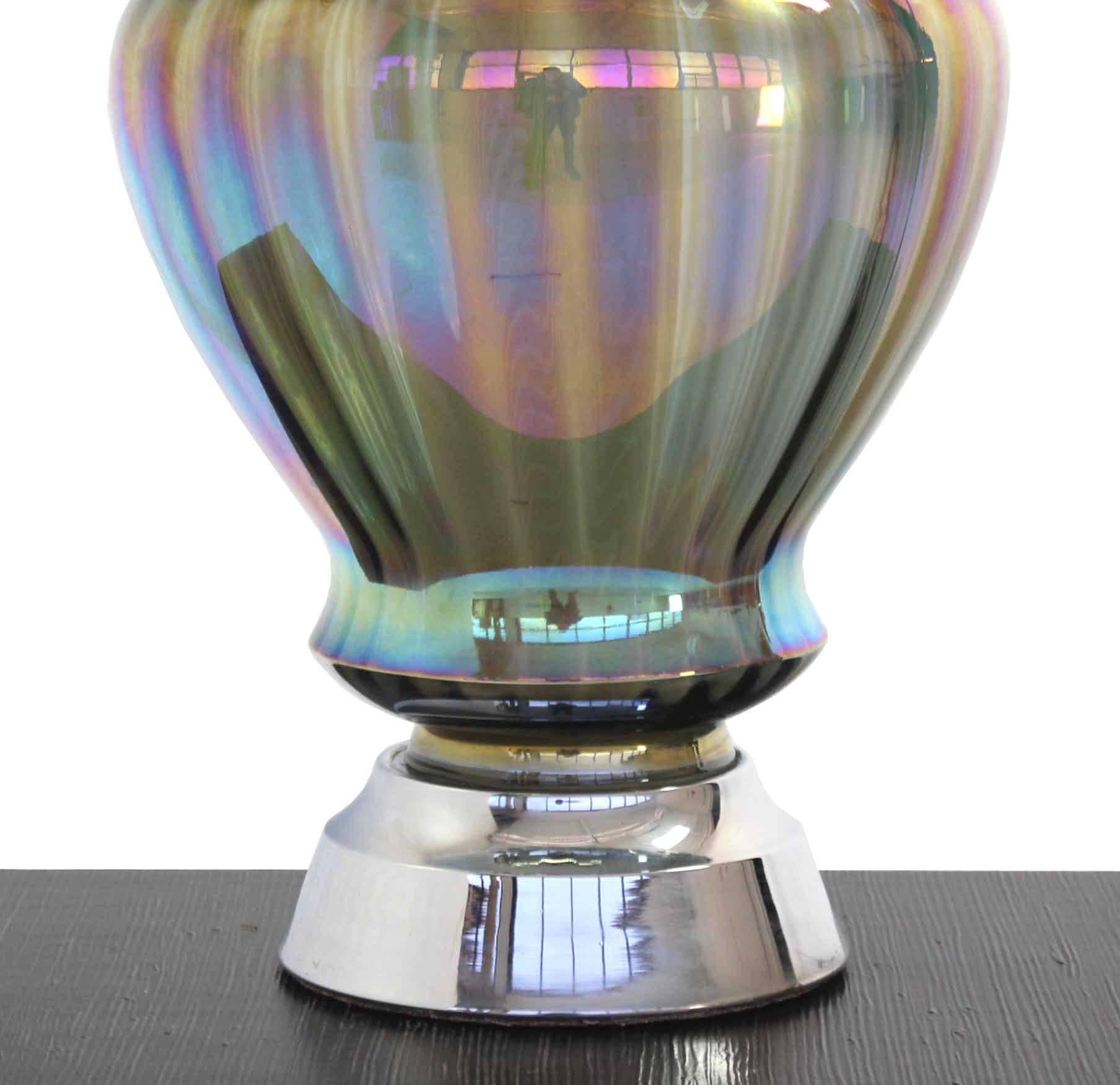 Große schillernde Glas-Tischlampe mit Chromsockel im Angebot 1