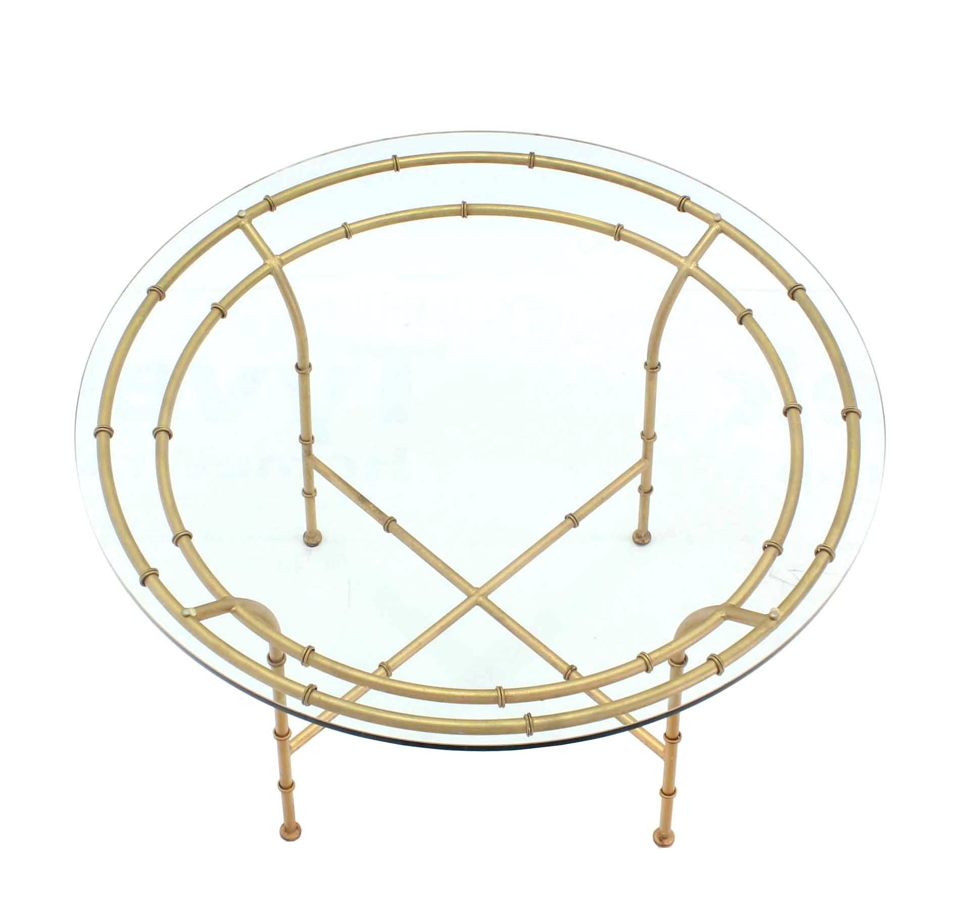 20ième siècle Table de salle à manger ronde à base en faux bambou en vente