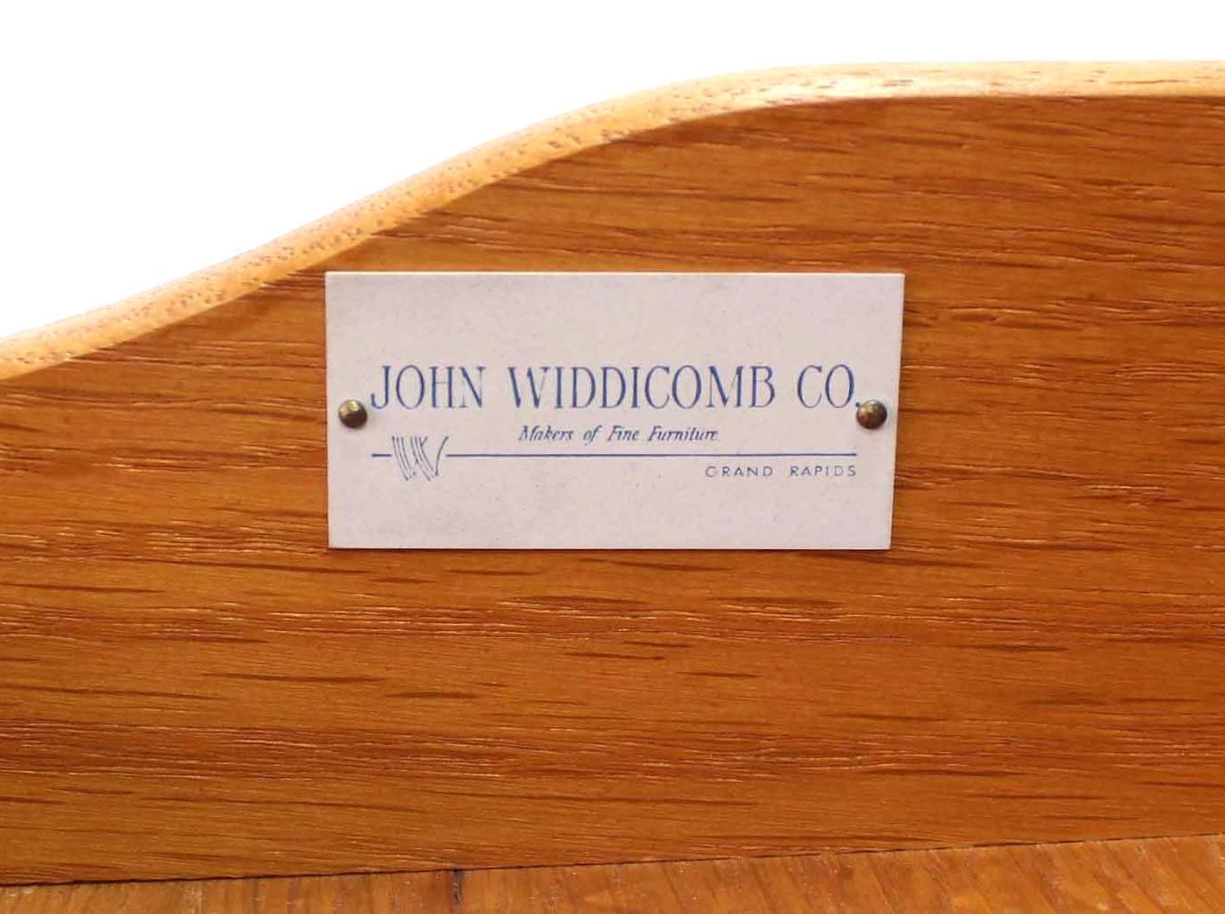 Meuble de rangement Widdicomb à portes coulissantes Excellent état - En vente à Rockaway, NJ