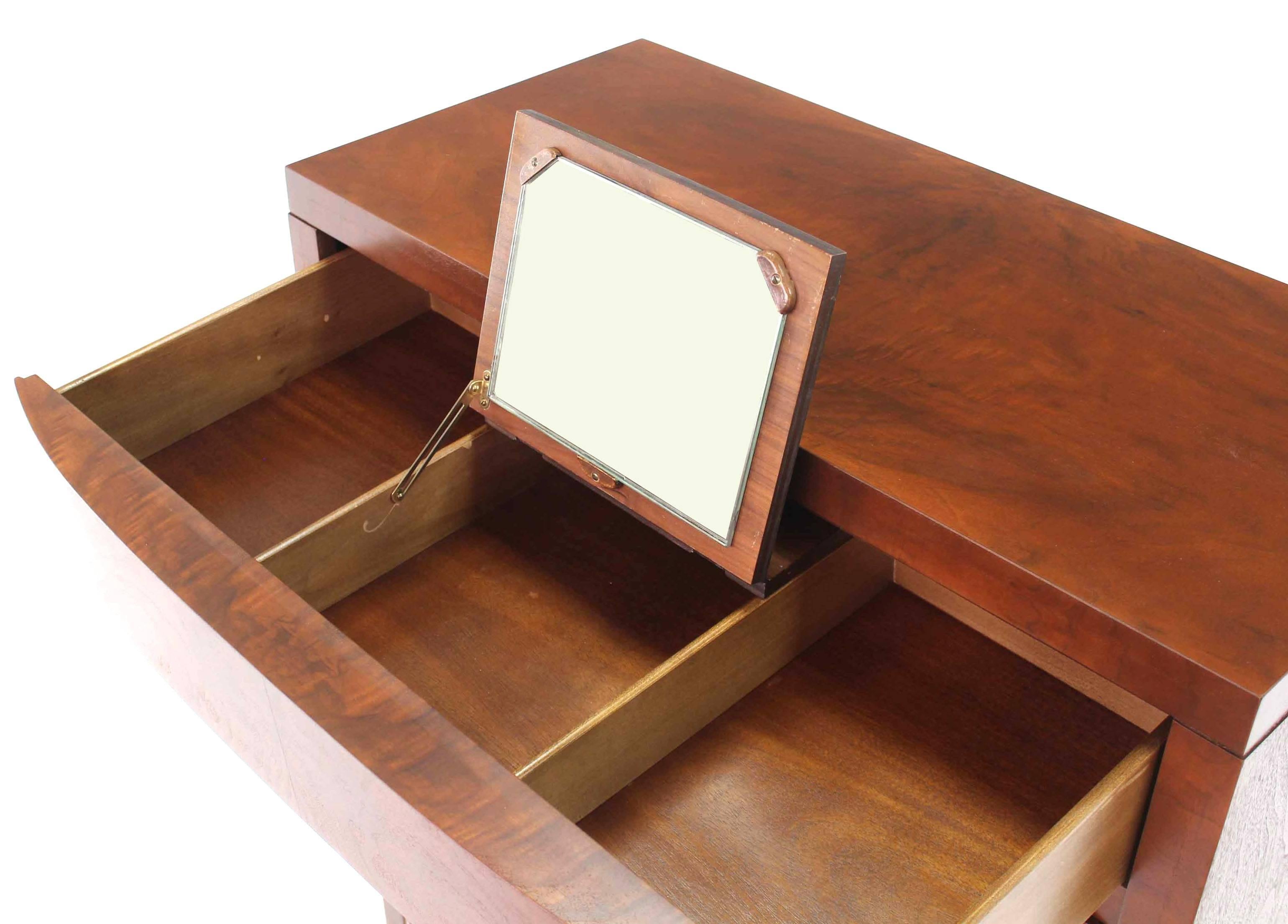 Commode haute Art Déco en ronce de noyer à cinq tiroirs avec tiroir en cèdre et miroir relevable.