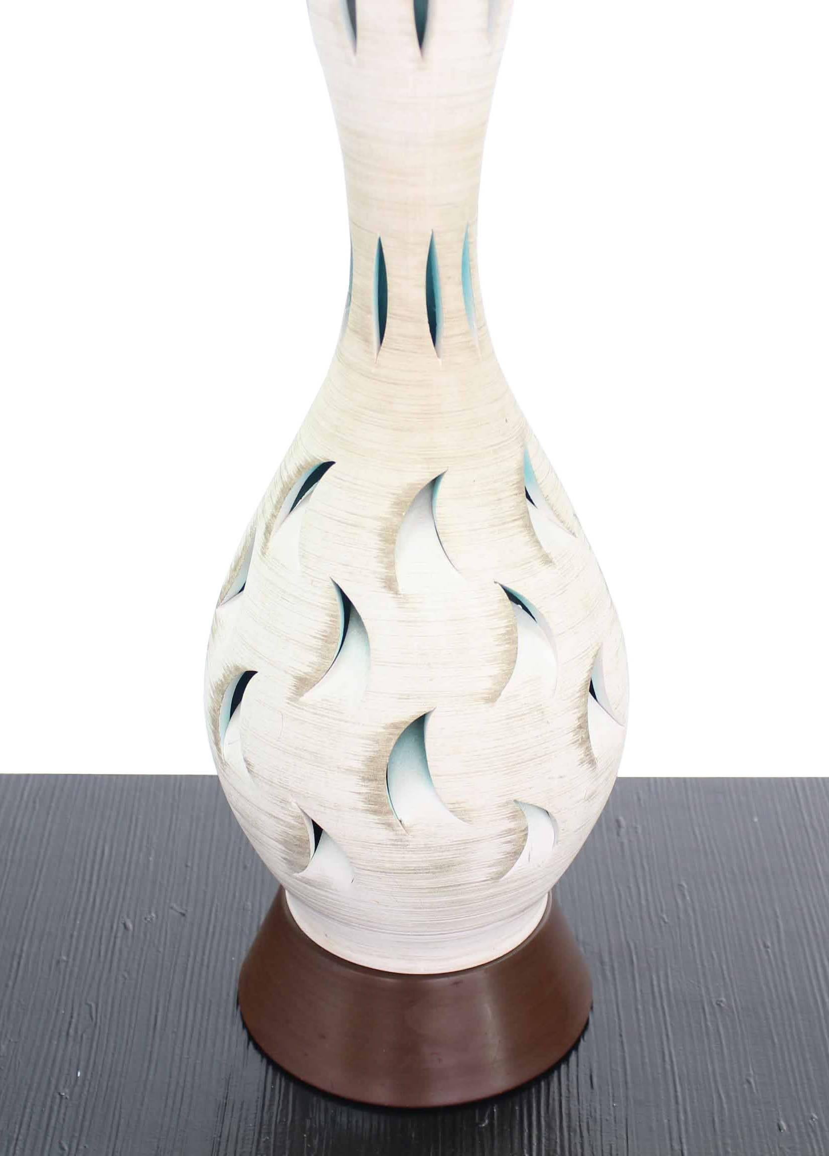 Mid-Century Modern Vase Shape Art Pottery Table Lamp on Walnut Base For Sale