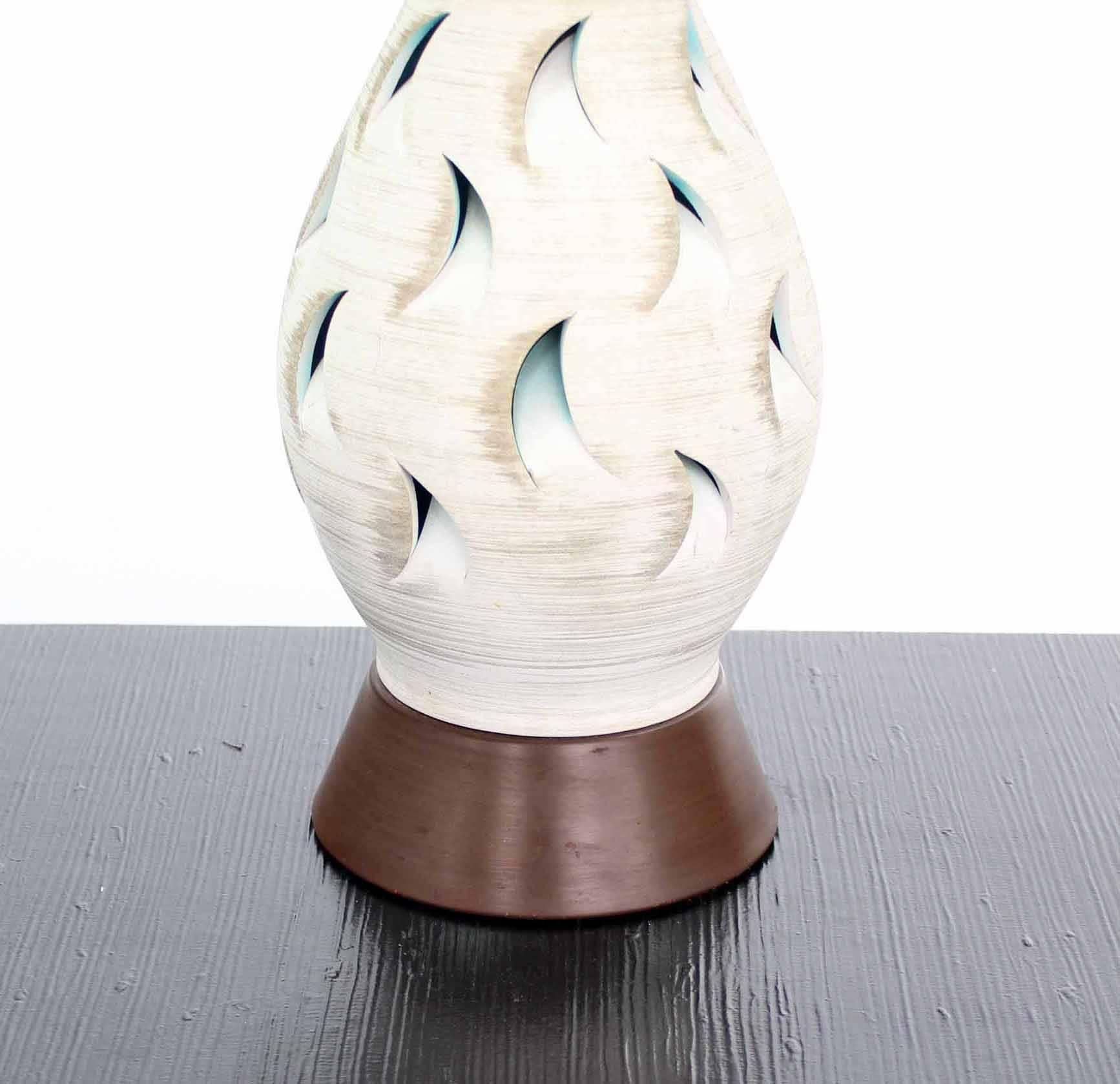 20th Century Vase Shape Art Pottery Table Lamp on Walnut Base For Sale