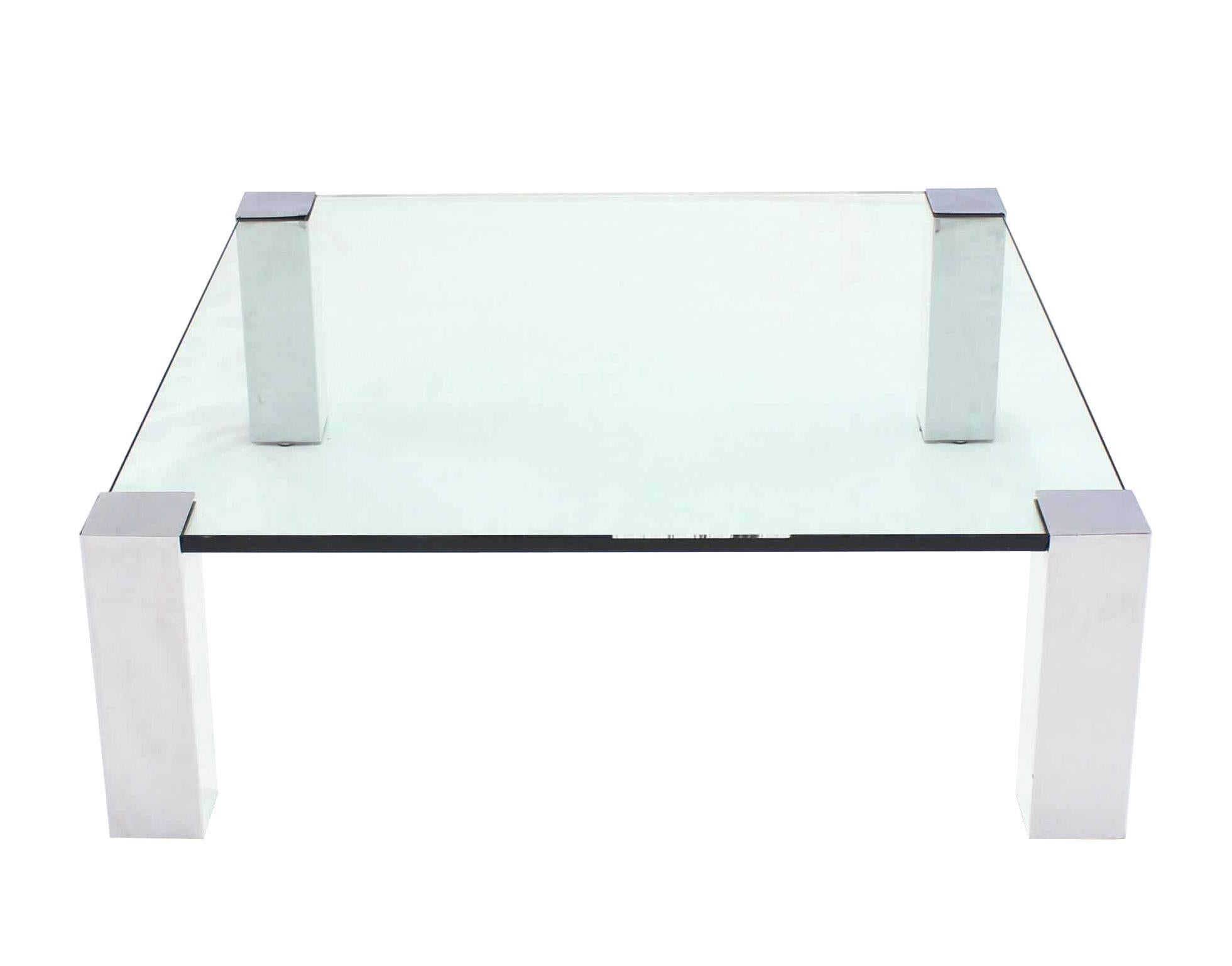 Très belle table basse carrée avec plateau en verre épais et pieds chromés. Mesures : 41 x 41.