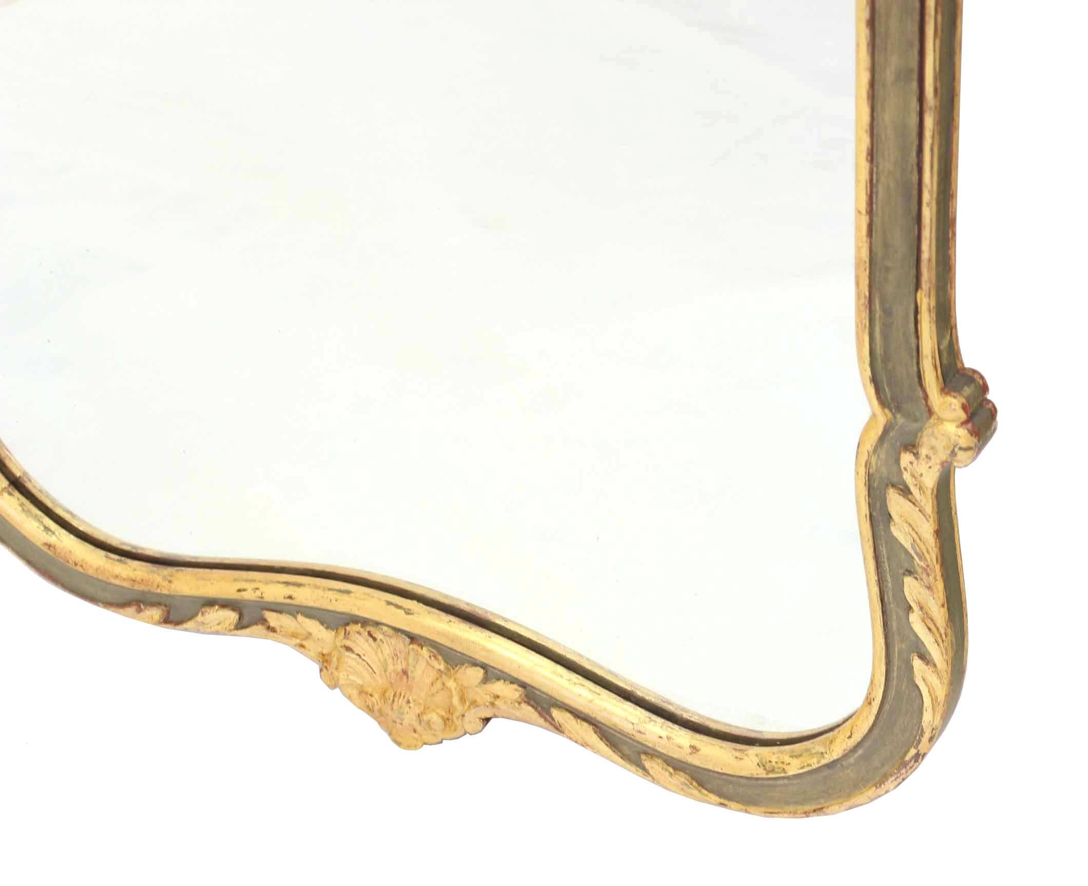 Miroir en bois sculpté et doré de style rococo Guild en vente 1