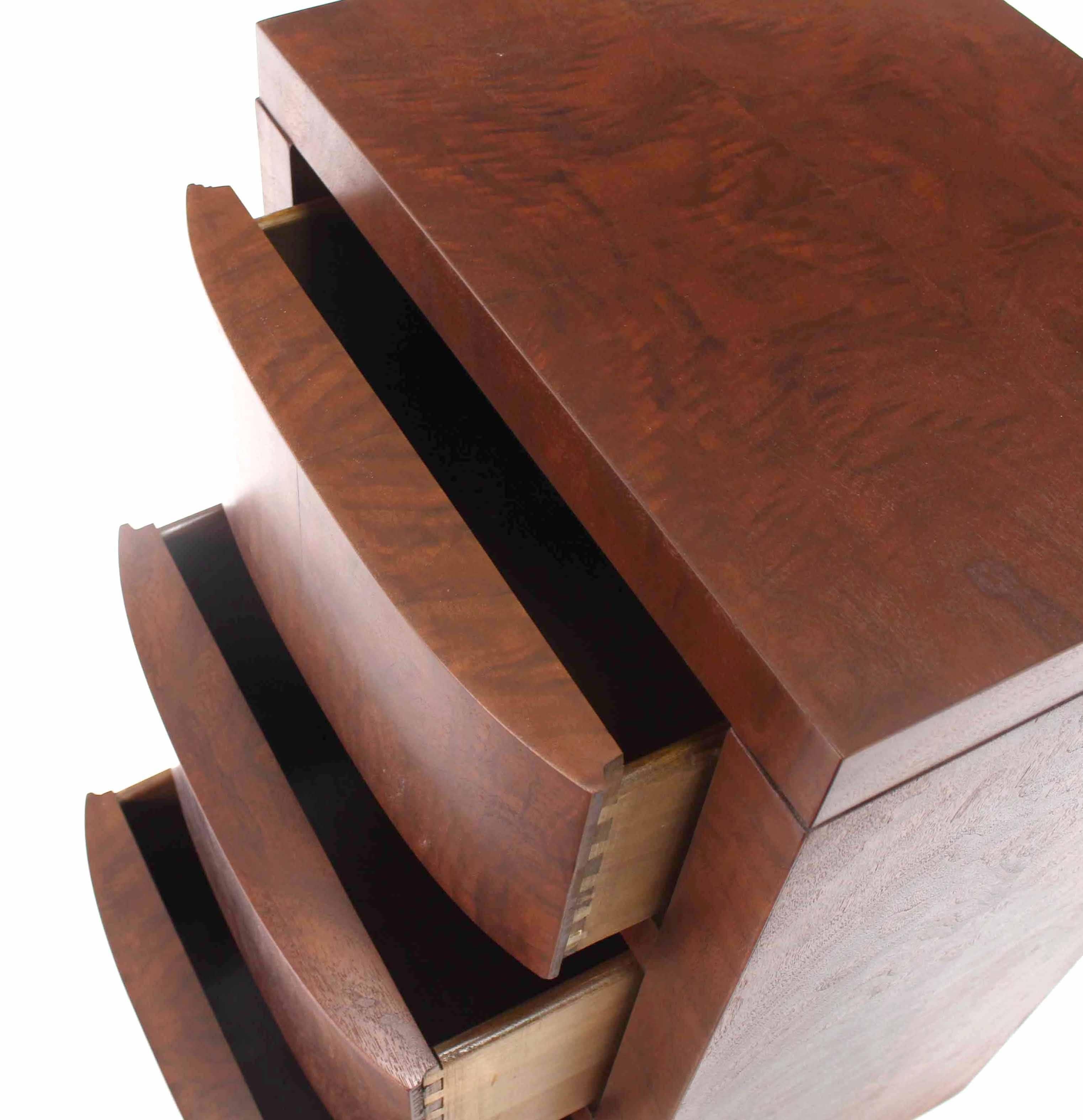 20ième siècle Table d'appoint ou table de nuit Art Déco à trois tiroirs en vente