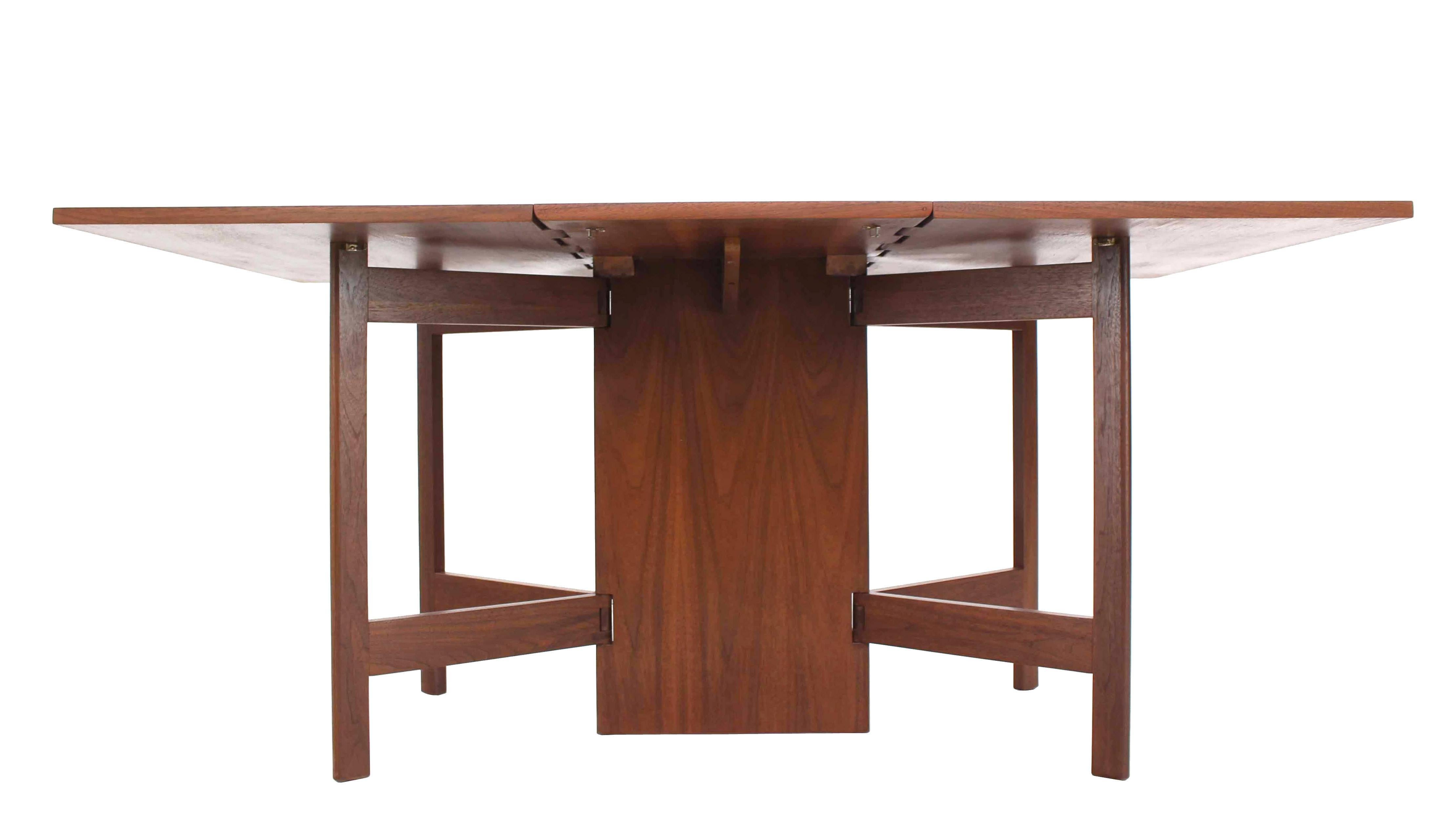 Very nice Mid-Century Modern George Nelson drop-leaf dining table.