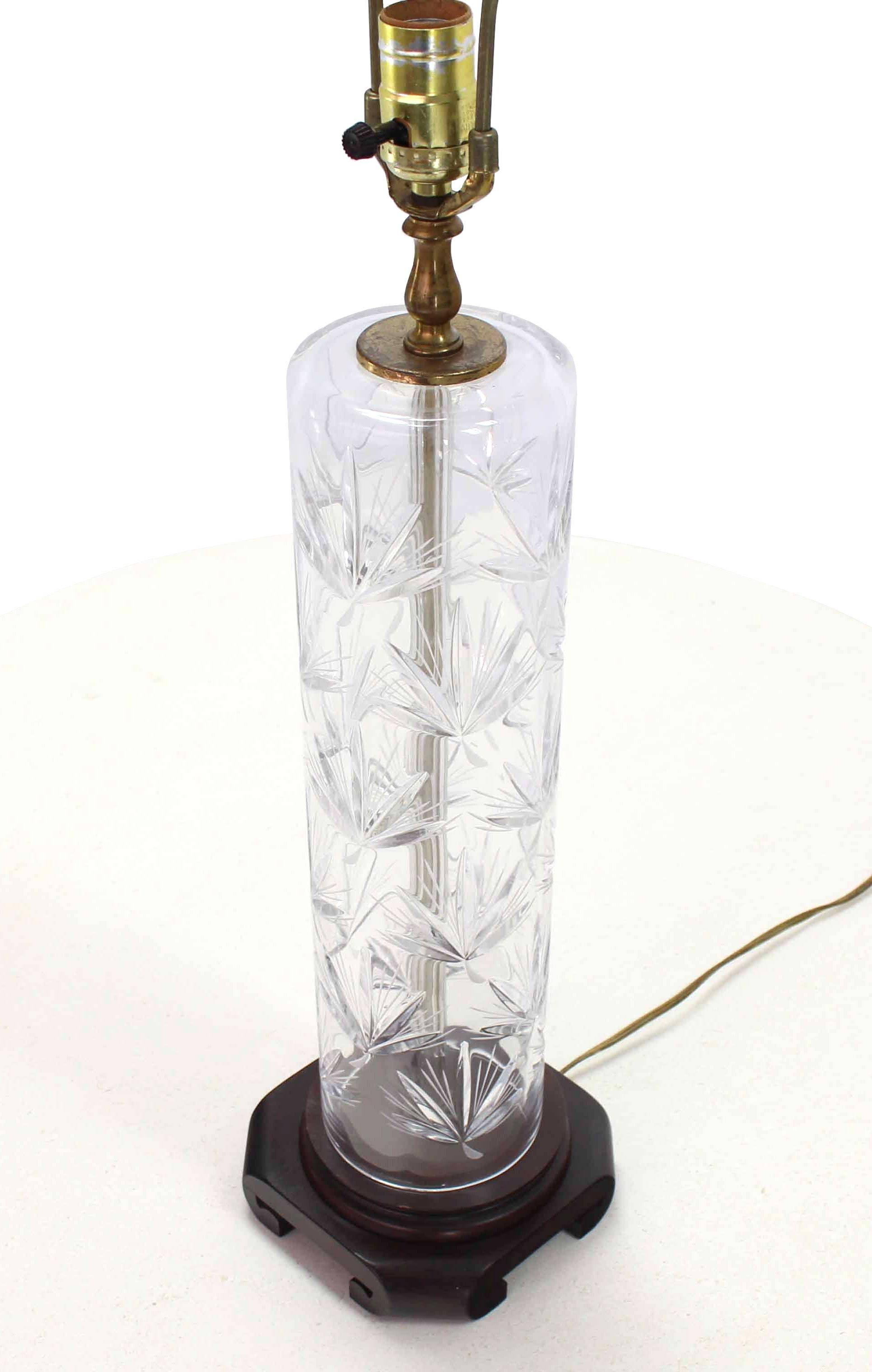 Paar hohe Zylinder-Tischlampen aus geschliffenem Kristall (Moderne der Mitte des Jahrhunderts) im Angebot