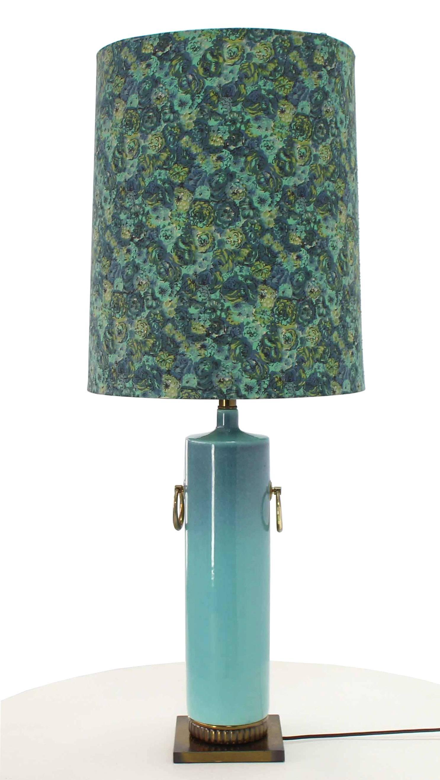 Mid-Century Modern Lampe de bureau du milieu du siècle dernier en poterie bleue, turquoise et verre avec base en laiton en vente