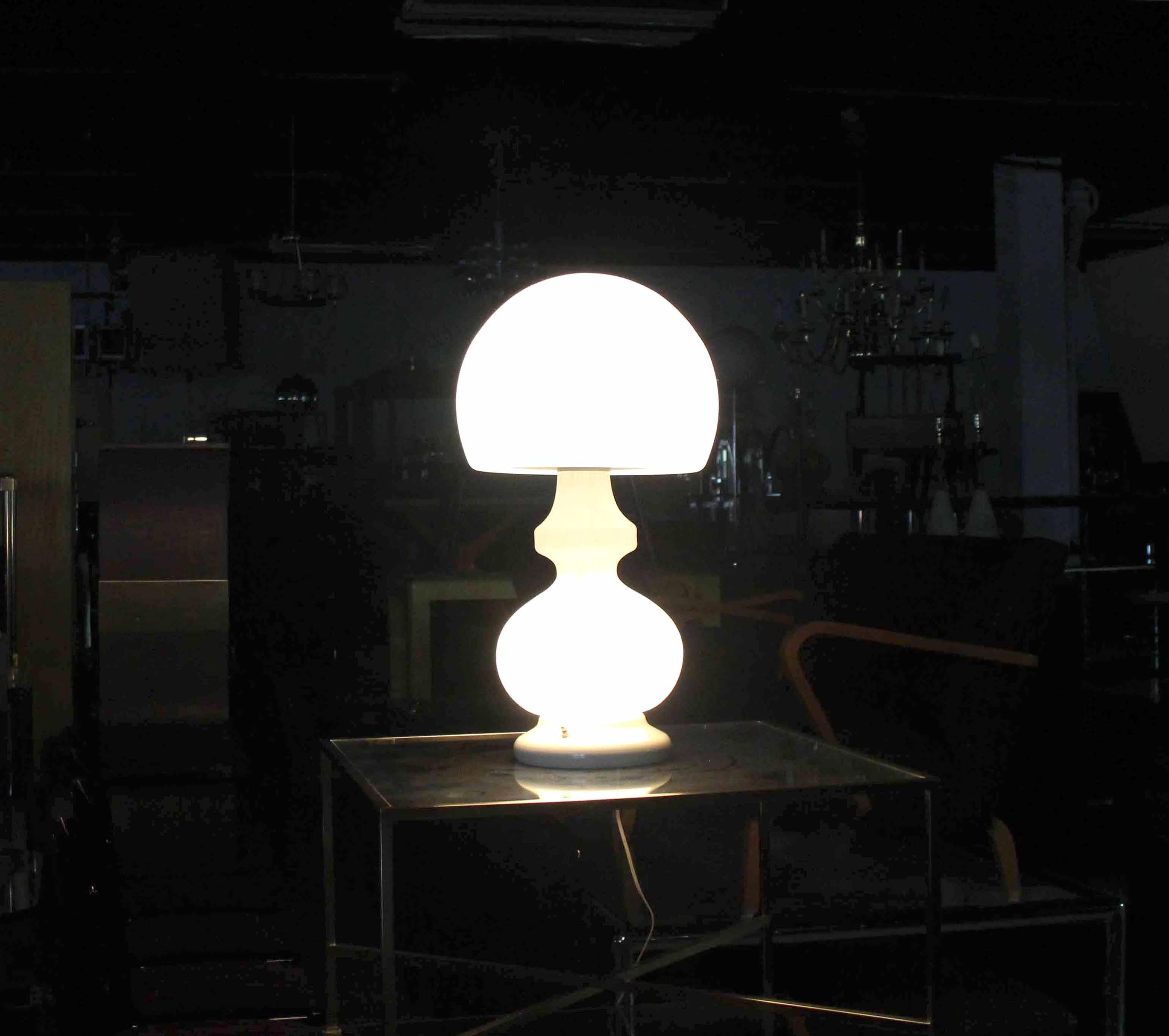Mid-Century Modern mushroom shape table lamp.