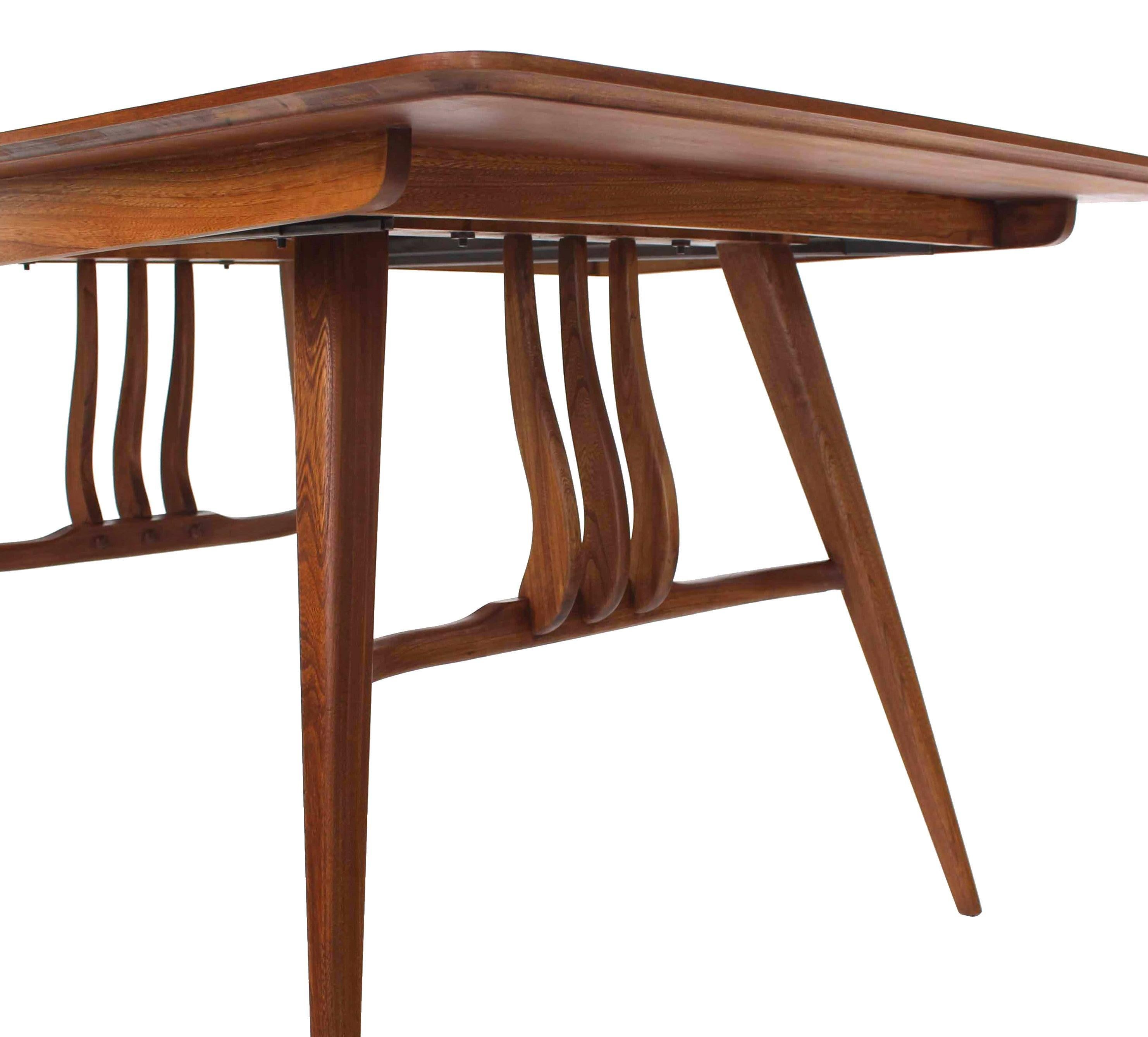 Mid-Century Modern Walnut Sculptured Base Dining Table In Excellent Condition For Sale In Rockaway, NJ