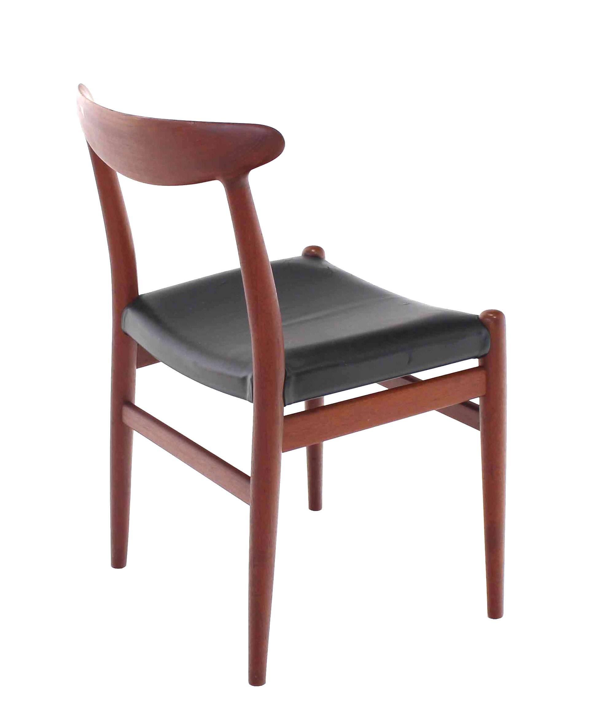 Satz von vier Hans Wegner-Esszimmermöbeln aus Teakholz  Stühle Lederpolsterung im Angebot 4